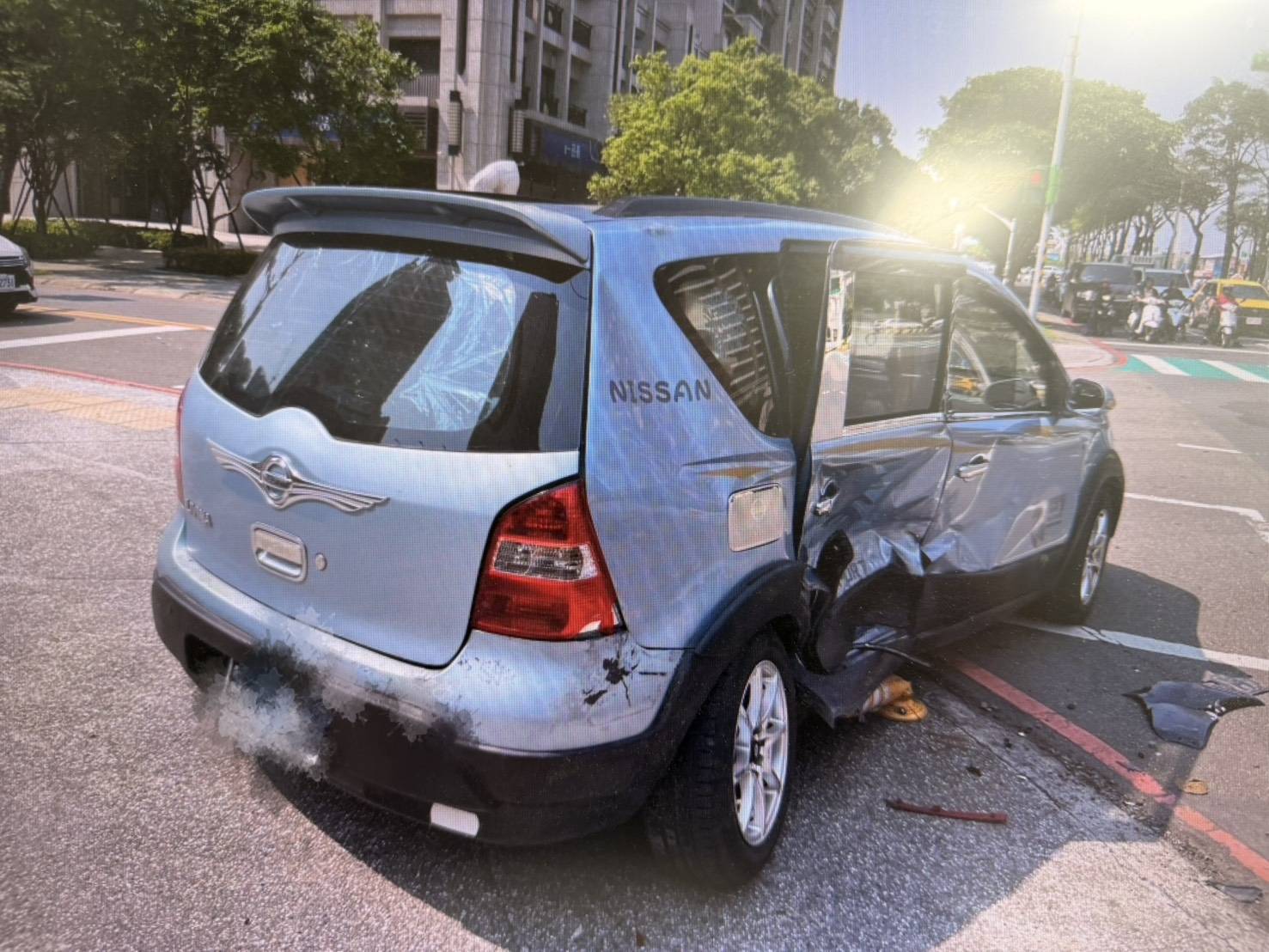 賴男駕駛自小客車，沿著大興西路三段快車道行駛，行經溫州一路口時，未依規定先行切換至外側車道，便貿然從快車道違規右轉。後方沿著慢車道直行的徐男根本來不及反應，車頭直接撞上賴男車輛的側身。