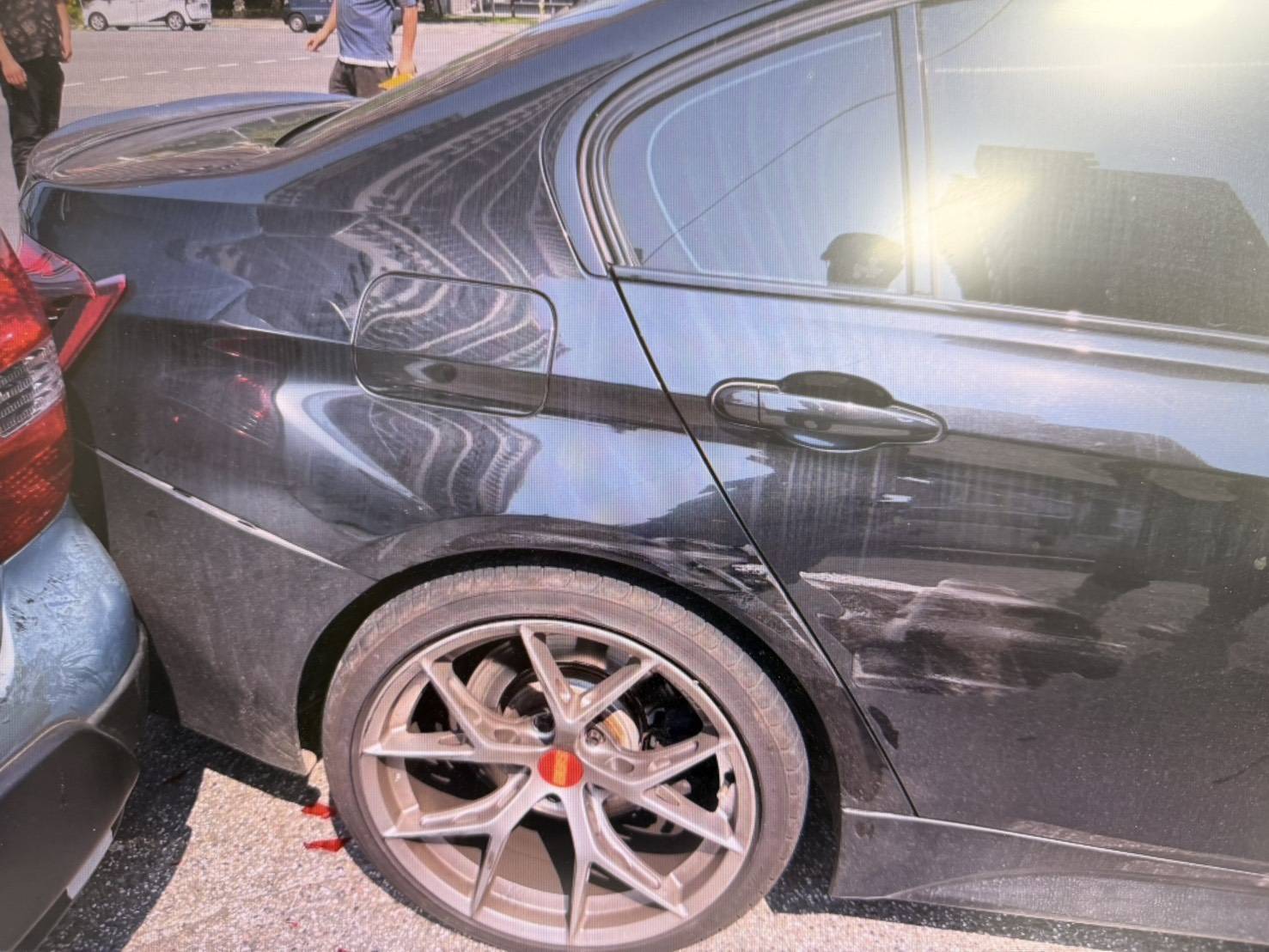 賴男駕駛自小客車，沿著大興西路三段快車道行駛，行經溫州一路口時，未依規定先行切換至外側車道，便貿然從快車道違規右轉。後方沿著慢車道直行的徐男根本來不及反應，車頭直接撞上賴男車輛的側身。