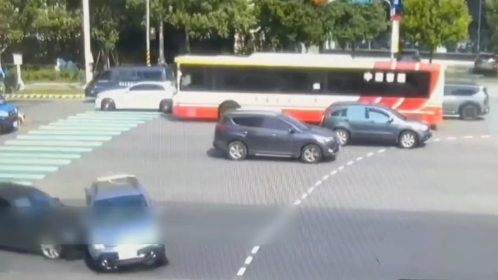 桃園市桃園區大興西路三段、溫州一路口，本（4）月10日上午9時許發生1起驚險車禍。