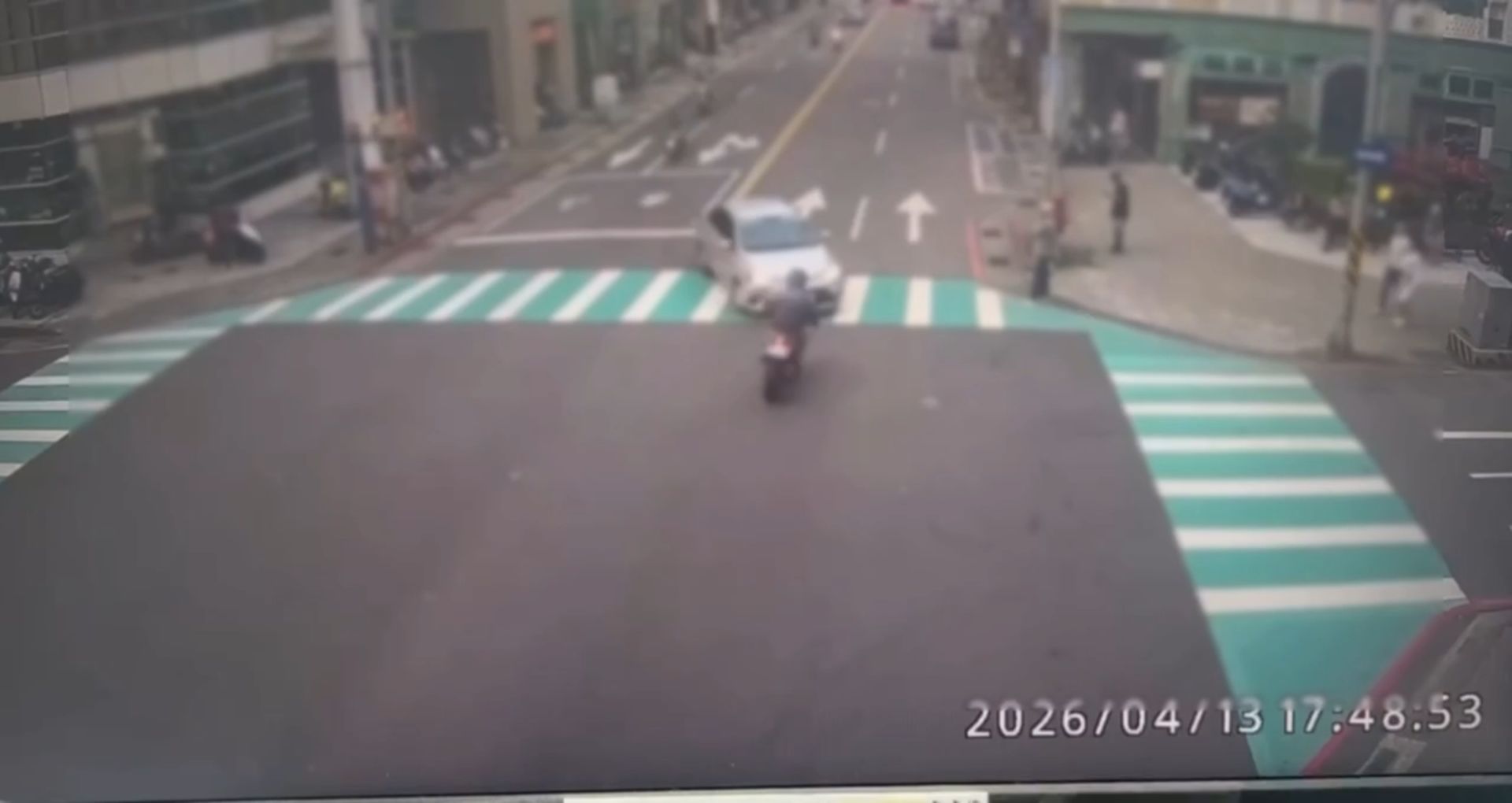 基隆市義一路、信四路口昨（13）日傍晚17時許發生1起驚險的交通事故。