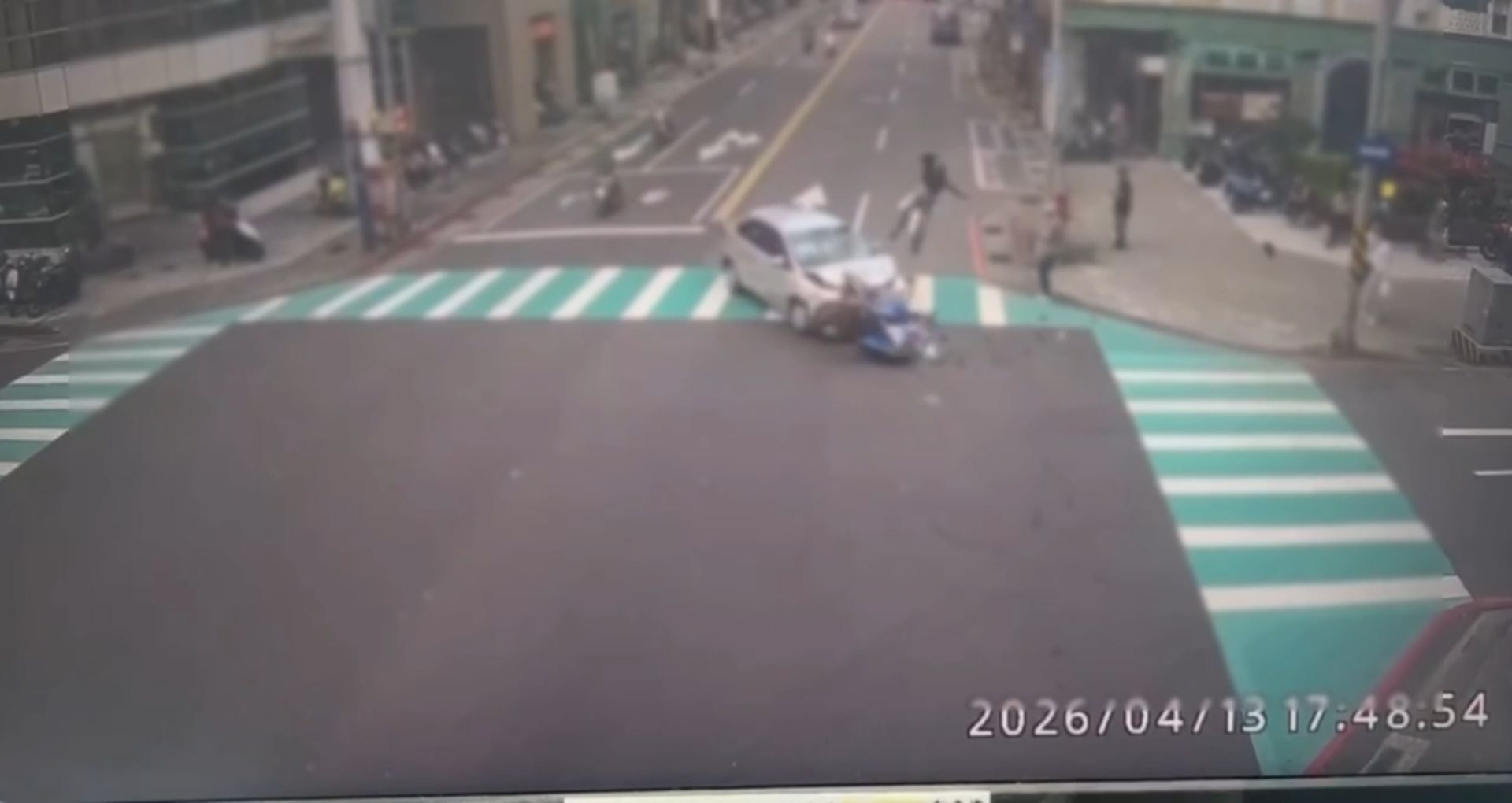 李姓男子駕駛自小客車準備左轉時，違規跨越雙黃線「切西瓜」搶快轉彎，當場與對向直行的林姓機車騎士發生猛烈碰撞。