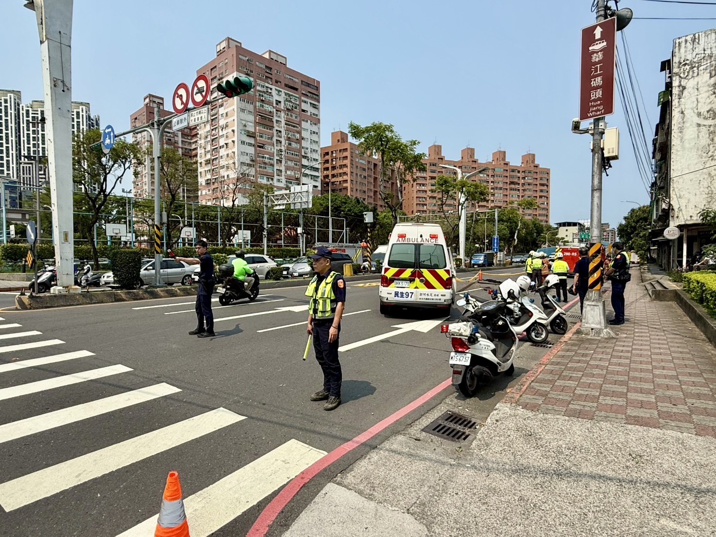 新北市板橋區縣民大道往華翠大橋上橋處，今（14）日中午12時許有民眾聽聞巨大聲響，外出查看驚見柏油路面不明原因「炸開」隆起破裂，碎石塊散落占據車道。