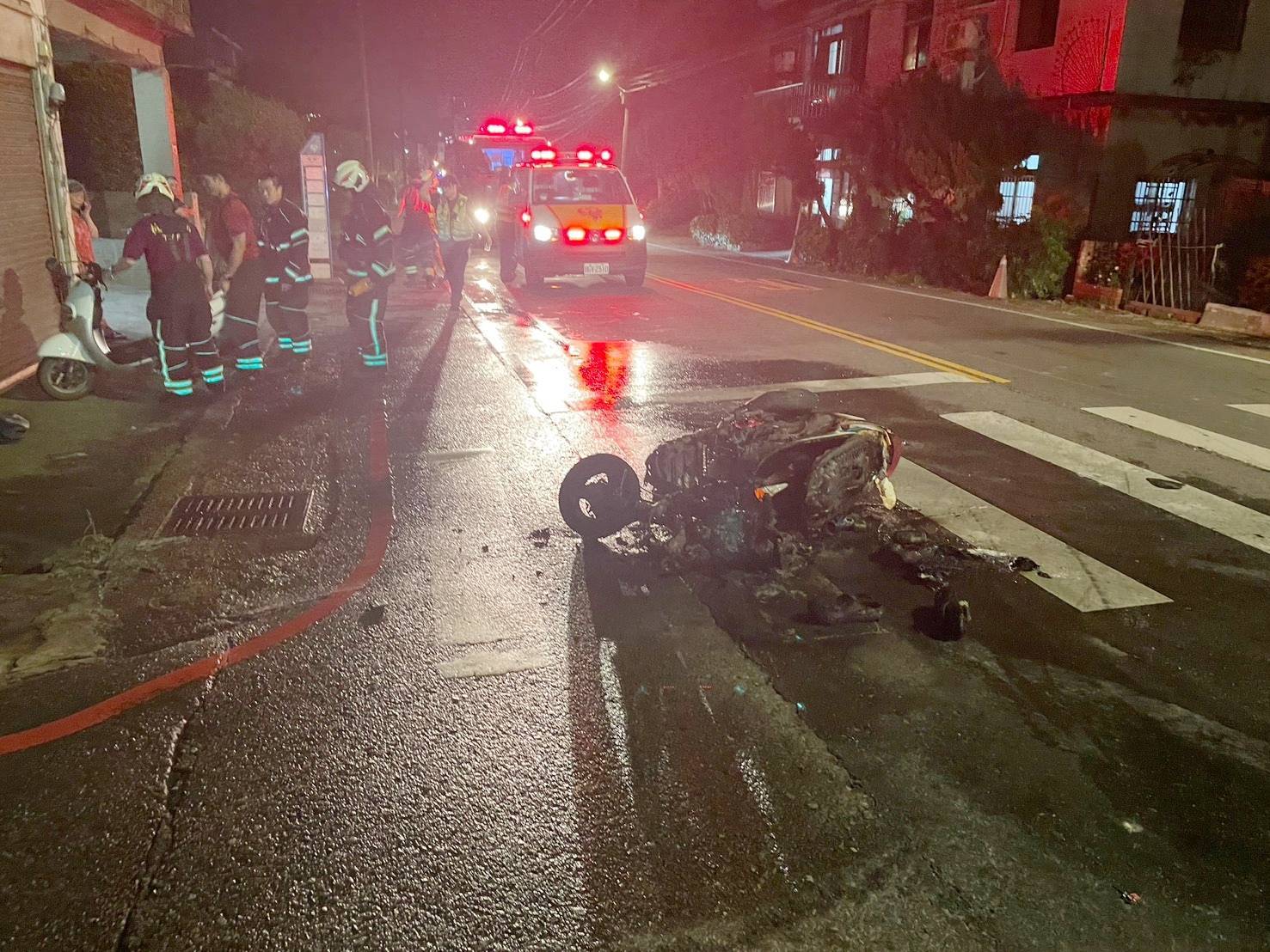 連男連人帶車倒地,機車瞬間起火燃燒,連男只能眼睜睜看著愛車燒成廢鐵。