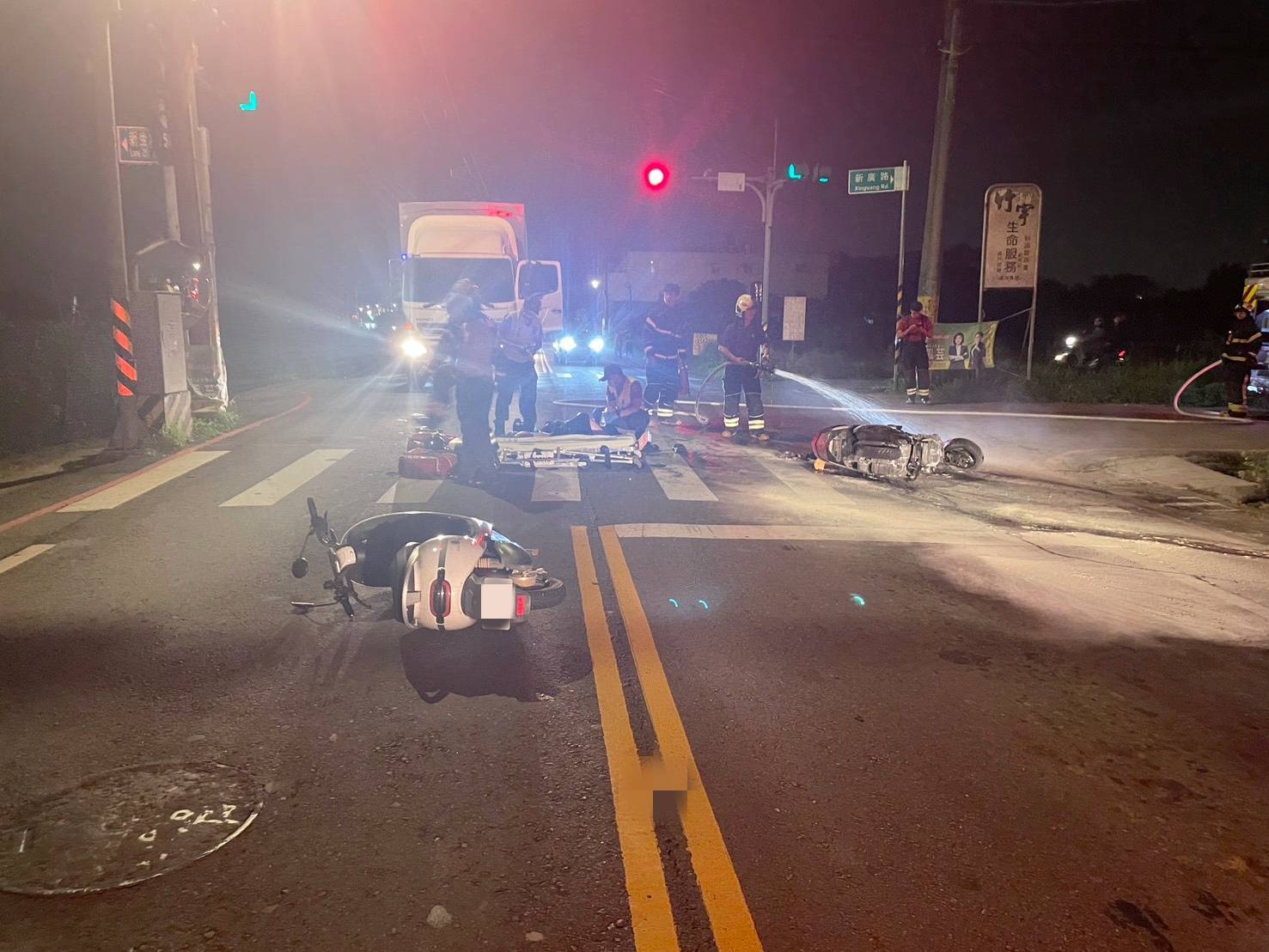 李姓男子騎乘微型電動二輪車,行經新生路準備左轉新廣路時,與後方同向直行的連姓機車騎士發生擦撞。