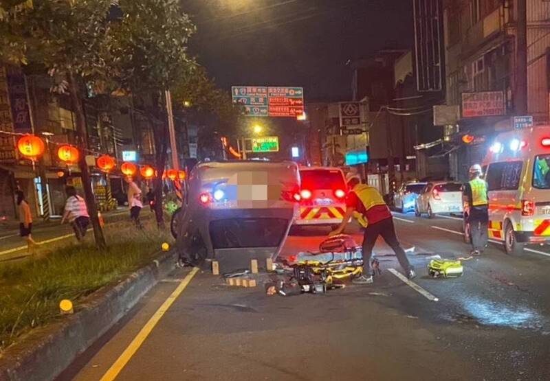 22歲黃姓男子駕駛小客車行經復興南路一段時,不明原因偏離車道,高速撞上中央分隔島後整輛車失控翻覆。