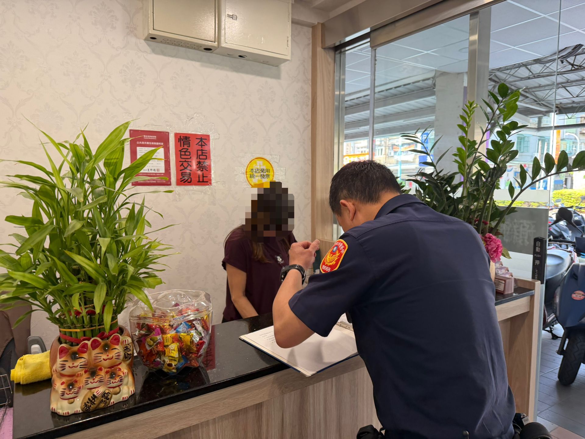 新北市蘆洲區三民路1家養生館掛羊頭賣狗肉,暗中媒介色情交易。蘆洲警分局日前持搜索票查緝,當場逮獲按摩師以500元代價替男客進行半套性服務。