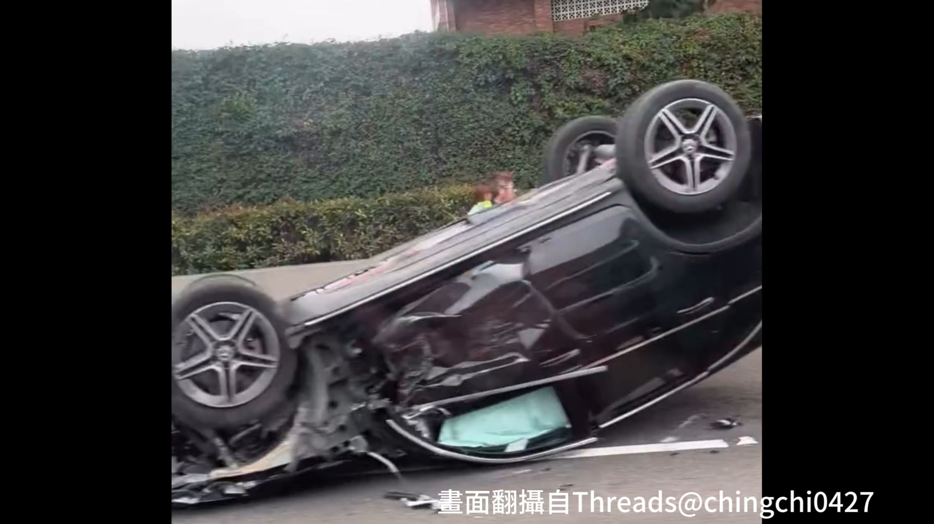 1輛廂型車行經該路段時，不明原因與1輛小客車發生碰撞，導致小客車當場失控翻覆，呈現「烏龜翻」四輪朝天的狀態。