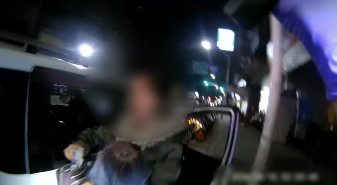 坐在副駕駛座的39歲古姓女子為張男前妻，受檢過程中全程緊緊懷抱著1個身穿花布衣、挑染藍色長髮的大型人偶，在深夜街頭顯得格外令人發毛。