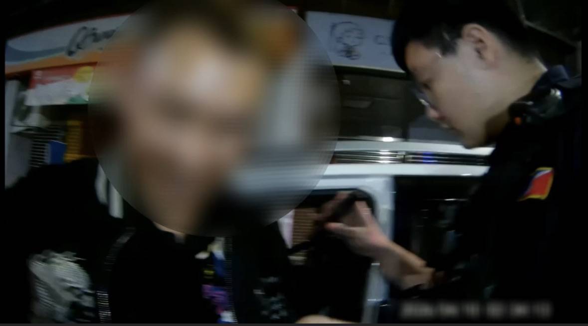 53歲張姓男駕駛配合攔查，但下車時精神渙散，臉上還掛著一抹怪異傻笑。