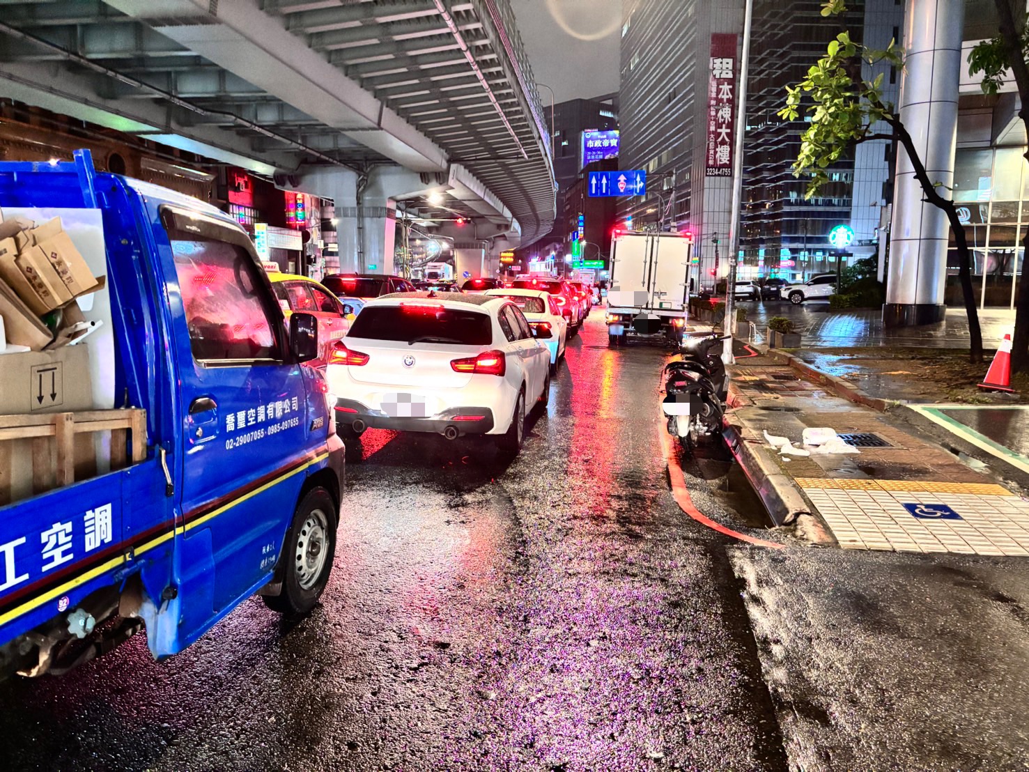 27歲林姓女子騎乘機車行經中正路往板橋方向時，路中間竟莫名出現1台電熱水器。由於當時正下著雨且天色昏暗，林女閃避不及當場撞上重摔倒地。