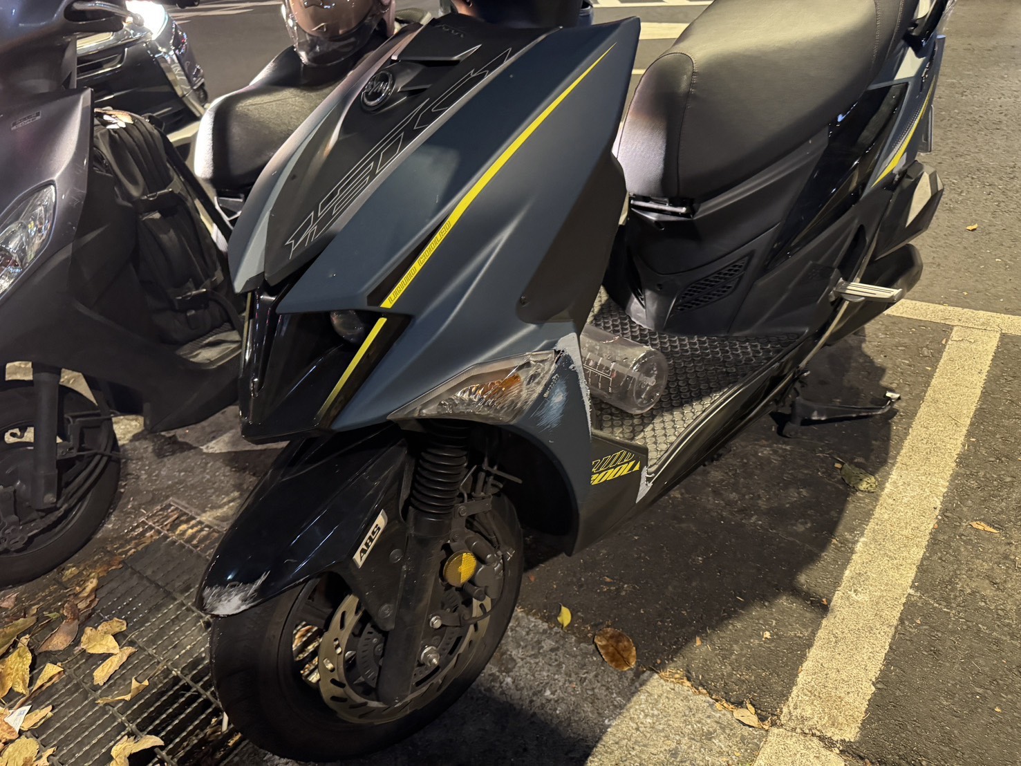 王女騎乘的機車左側滿是「犁田」傷痕。