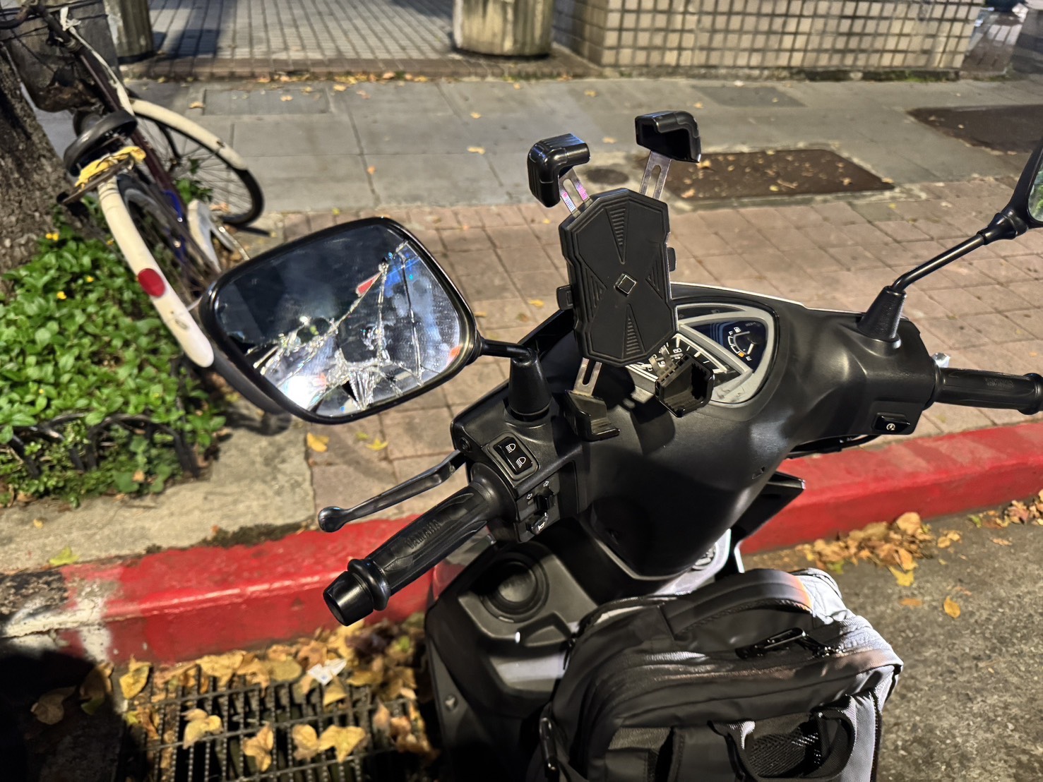 林姓男子機車左後照鏡遭撞毀損。