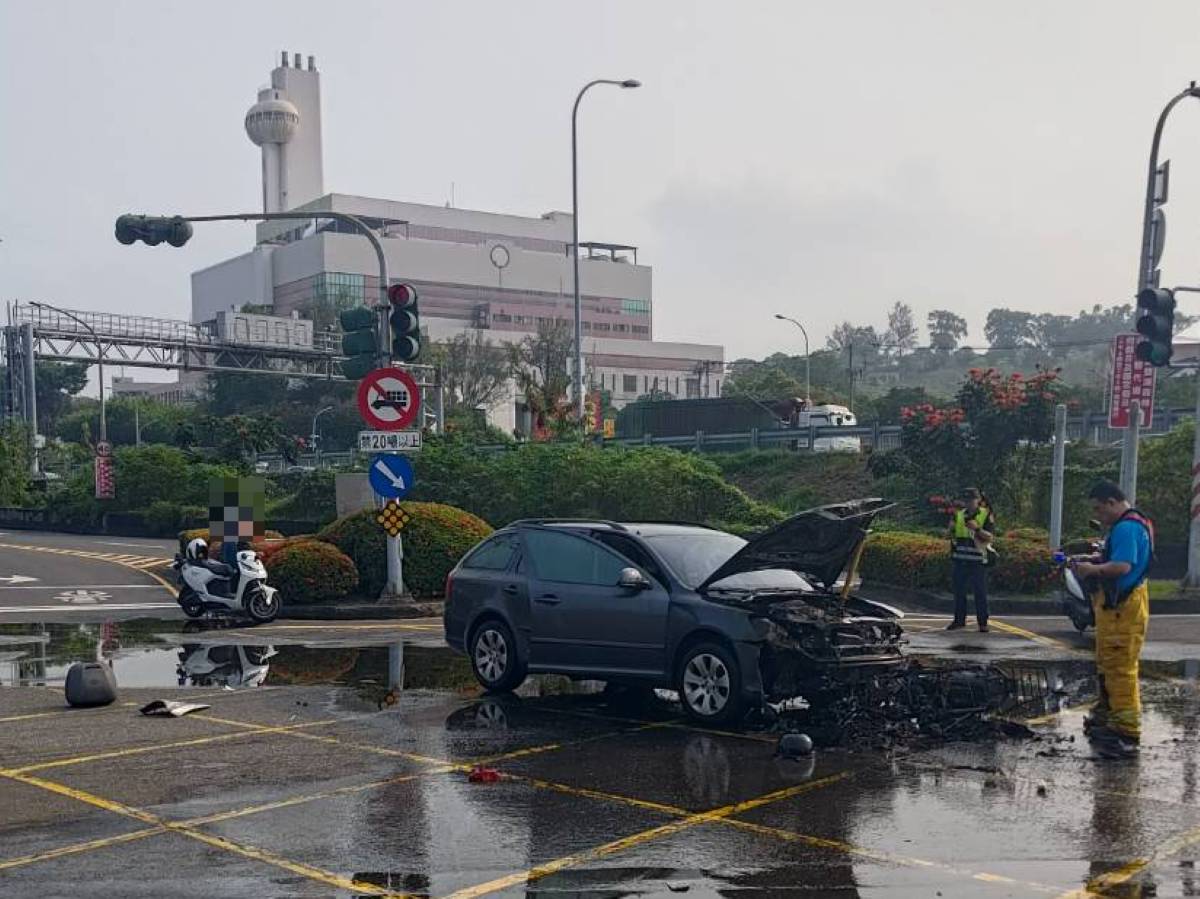 高雄市三民區金鼎路一帶，今（16）日上午7時許發生1起驚悚的火燒車交通事故。
