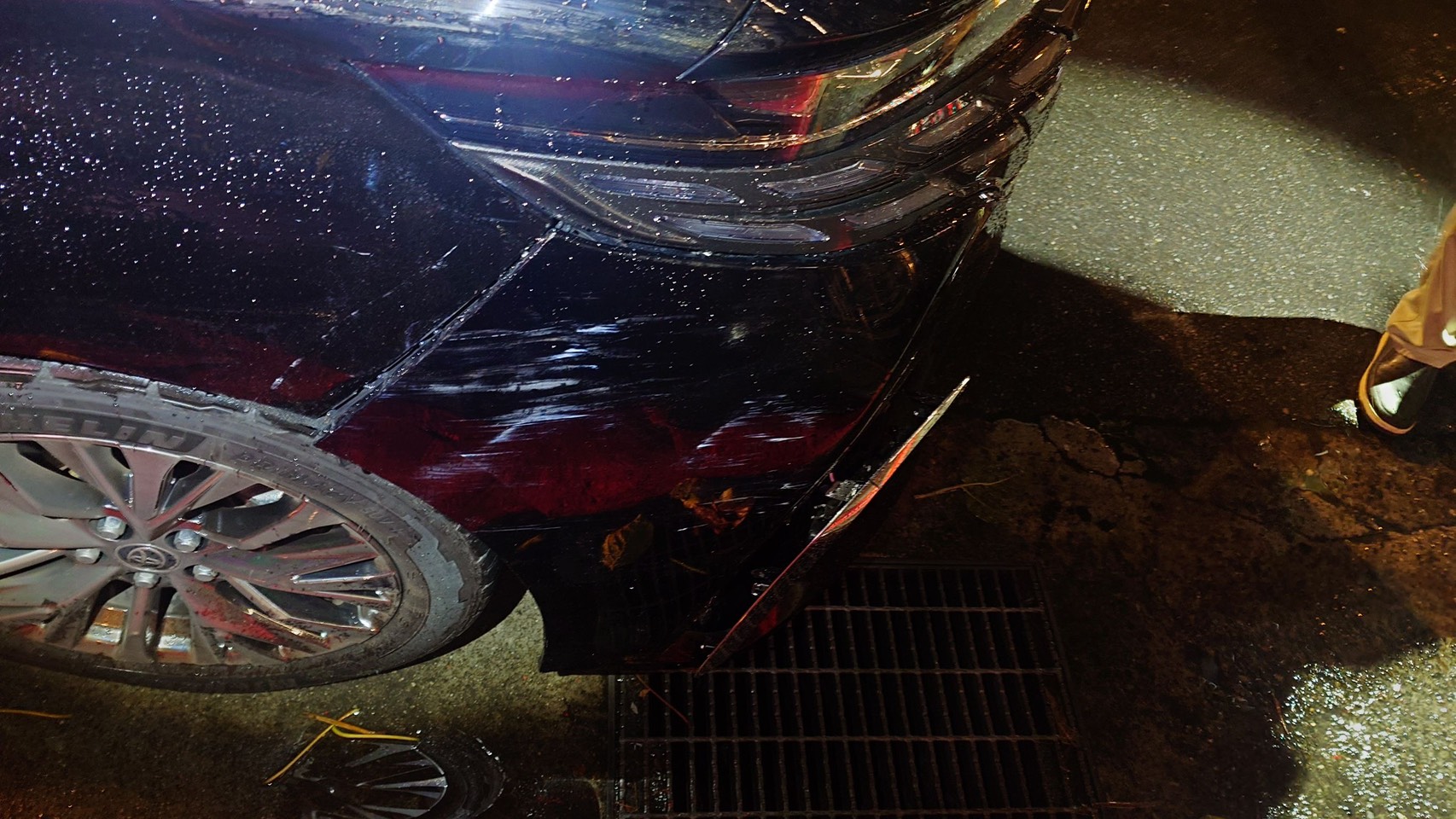 游姓男子駕駛的商務車車頭留下怵目驚心的撞擊痕跡。