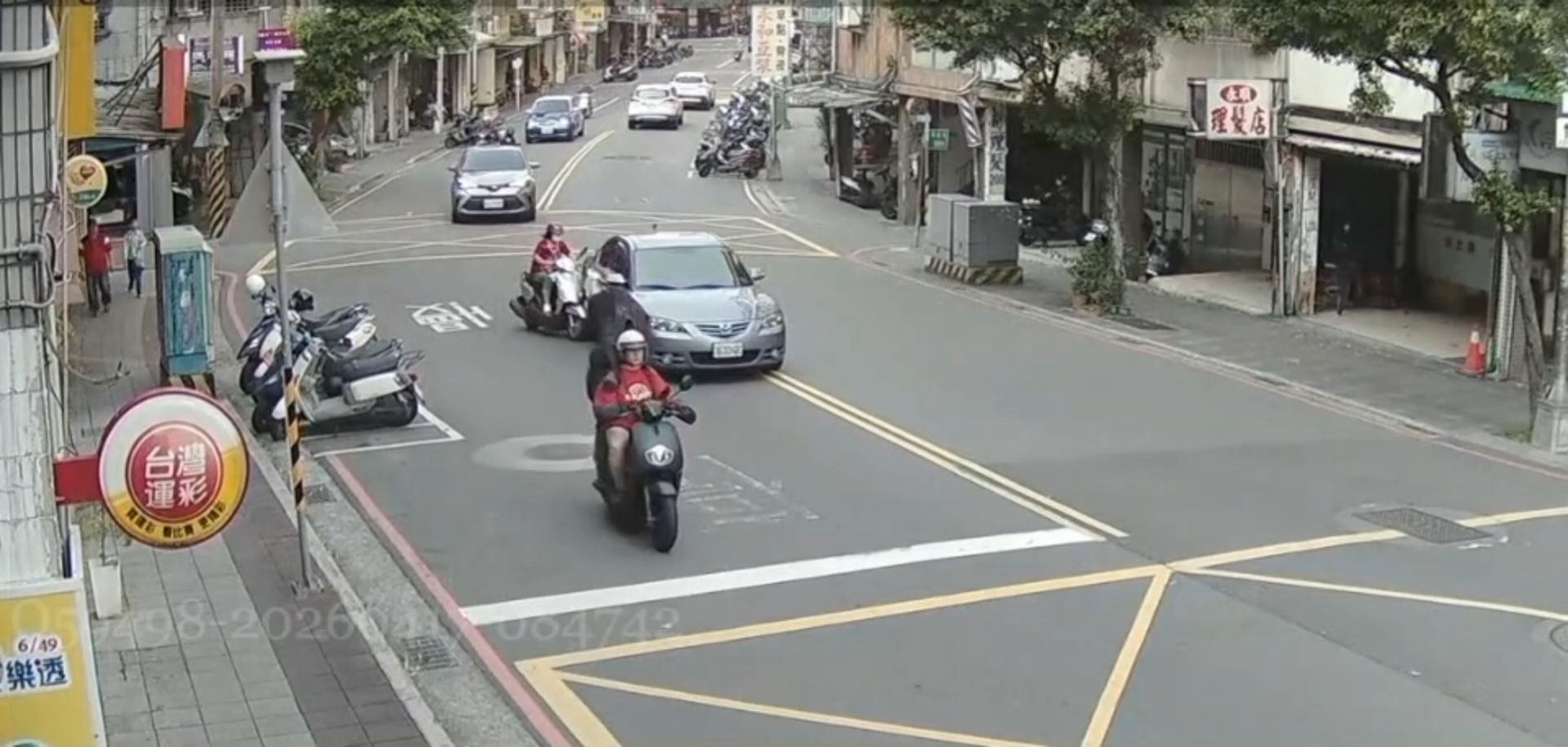 林婦騎乘普通重型機車，沿中和區圓通路往中正路方向行駛，行經一處左彎路段時，機車不明原因向左偏移，當場與同向由52歲周姓女子駕駛的自小客車發生擦撞。