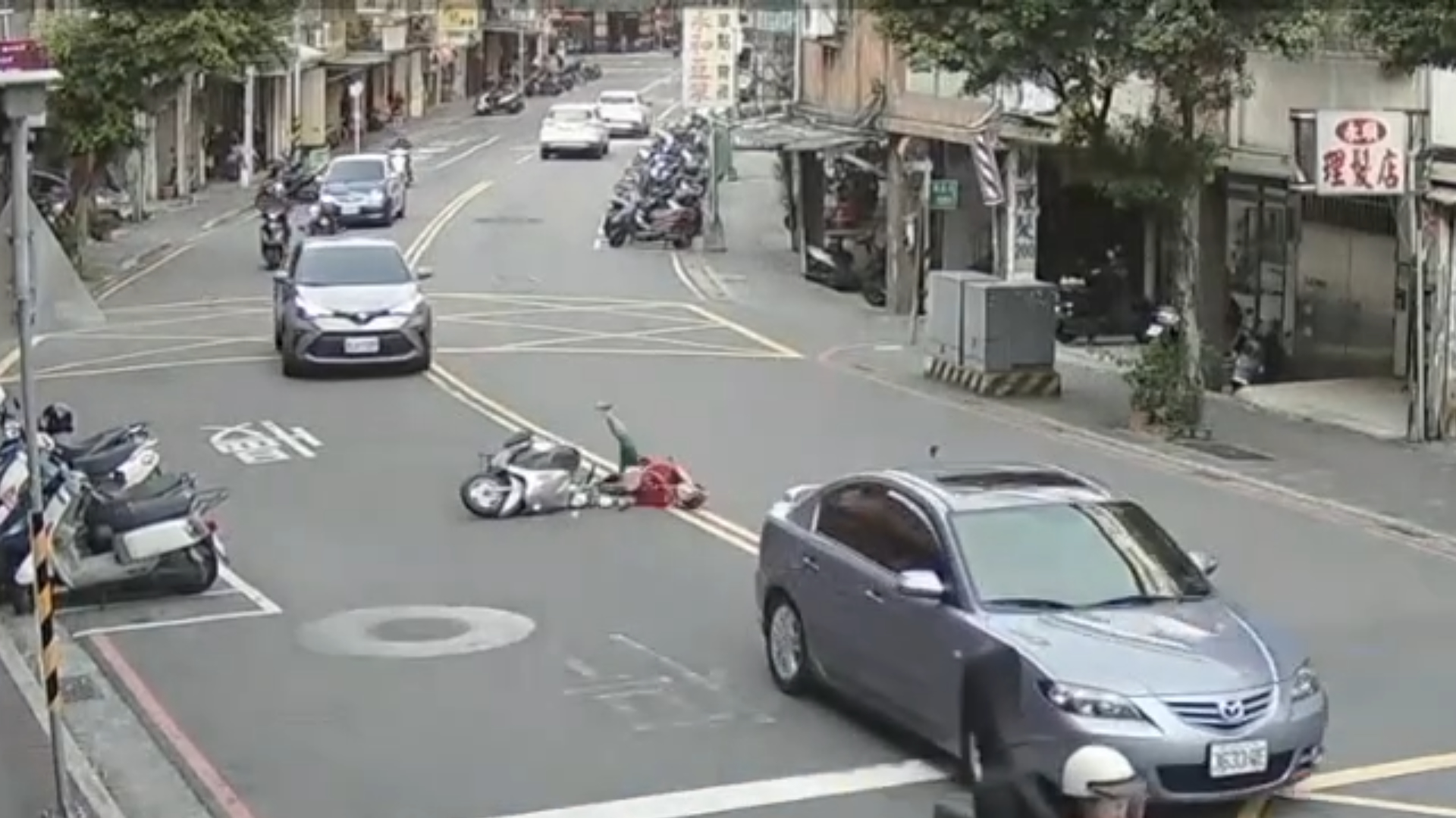 林婦騎乘普通重型機車，沿中和區圓通路往中正路方向行駛，行經一處左彎路段時，機車不明原因向左偏移，當場與同向由52歲周姓女子駕駛的自小客車發生擦撞。