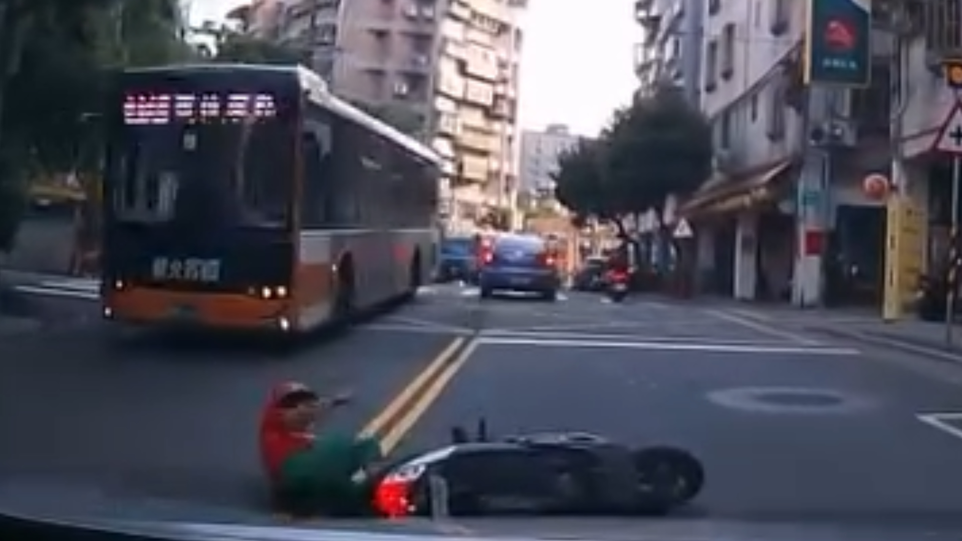 新北市中和區圓通路一帶，日前發生1起驚險的交通事故。