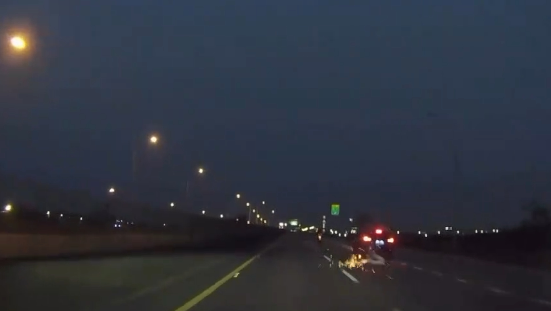 張姓男子騎乘黃牌大型重型機車準備下交流道時，遭後方1輛由沈姓男子駕駛的藍色自小客車從右側狹縫強行超車。重機當場遭撞擊失去平衡，張男連人帶車重摔倒地，機車與路面劇烈摩擦更瞬間激起陣陣火花。