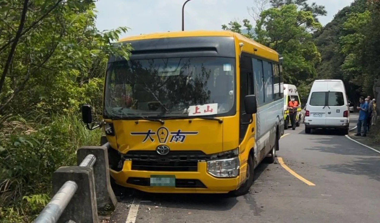台北市北投區泉源路一帶，今（17）日上午11時許傳出公車自撞護欄的驚險車禍。