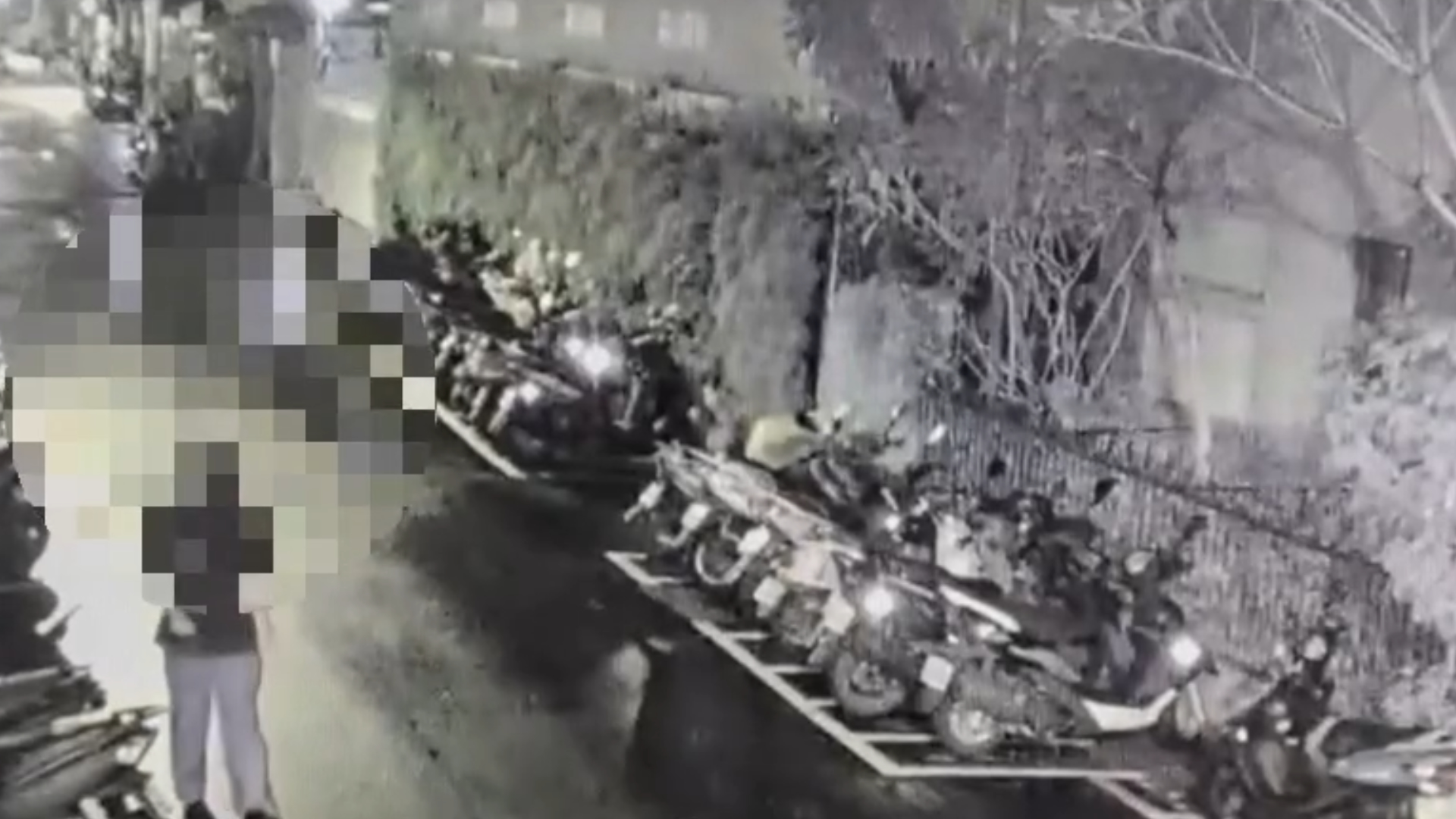 女學生父親聽聞求救聲急忙衝到浴室查看，發現偷窺狼仍站在窗外，隨即大聲喝斥，陳男見事跡敗露立刻轉身逃離現場。