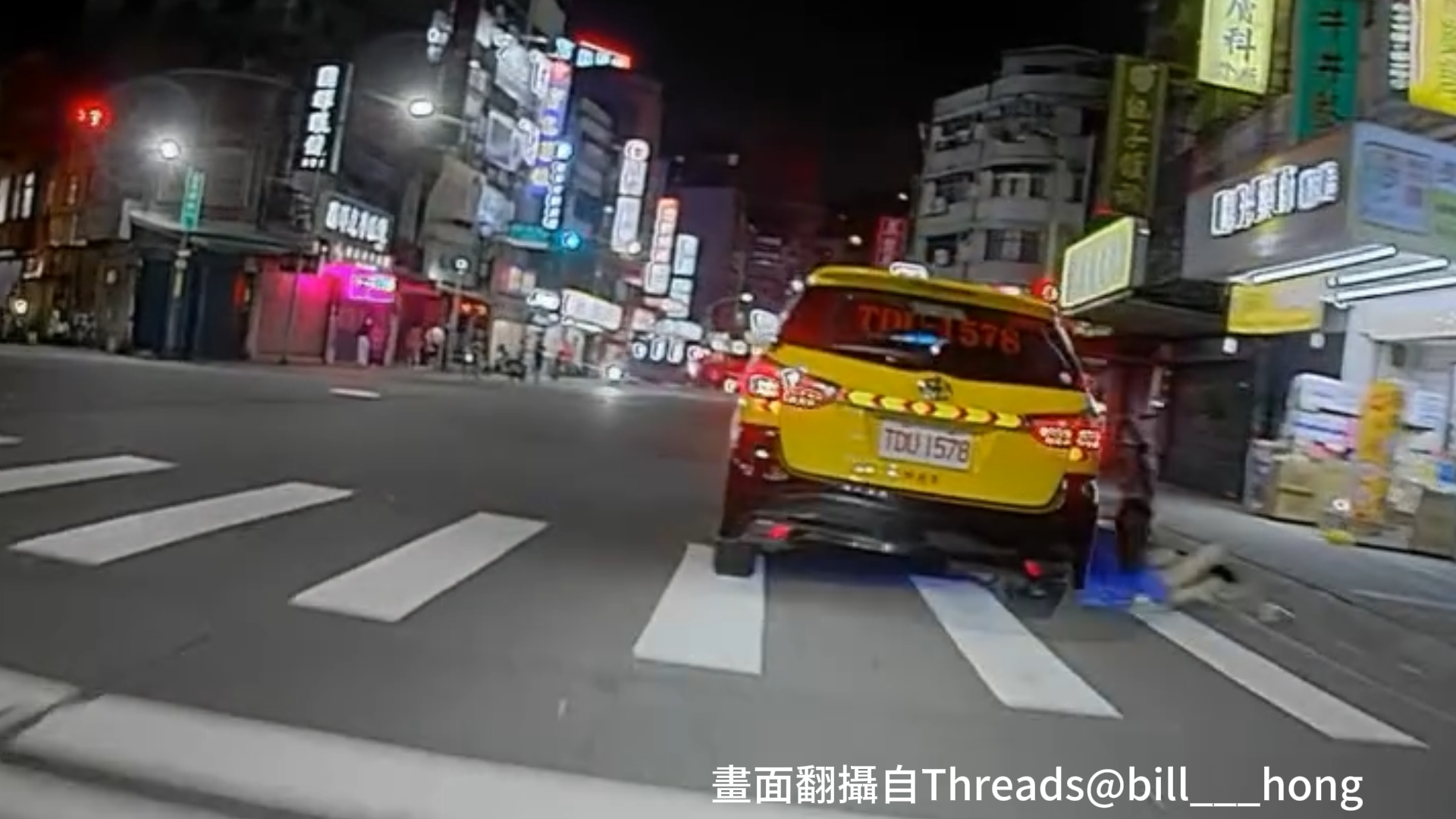 新北市三重區昨（17）日晚間22時許，1輛計程車行經三和路二段時，疑似違規變換車道且不斷向右偏移，撞倒騎乘自行車的52歲劉姓女子，導致其全身多處受傷。