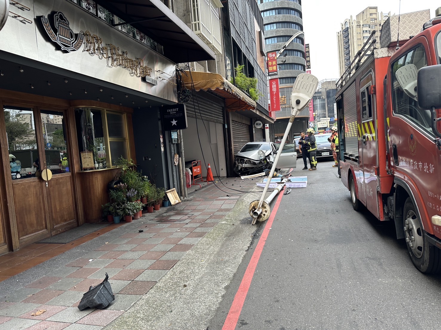 郭姓男子駕駛租賃小客車，行經中山路一段、民權路口時，不明原因突然失控衝上人行道，猛烈撞擊路燈燈桿，當場將燈桿攔腰撞毀，應聲折成3節。