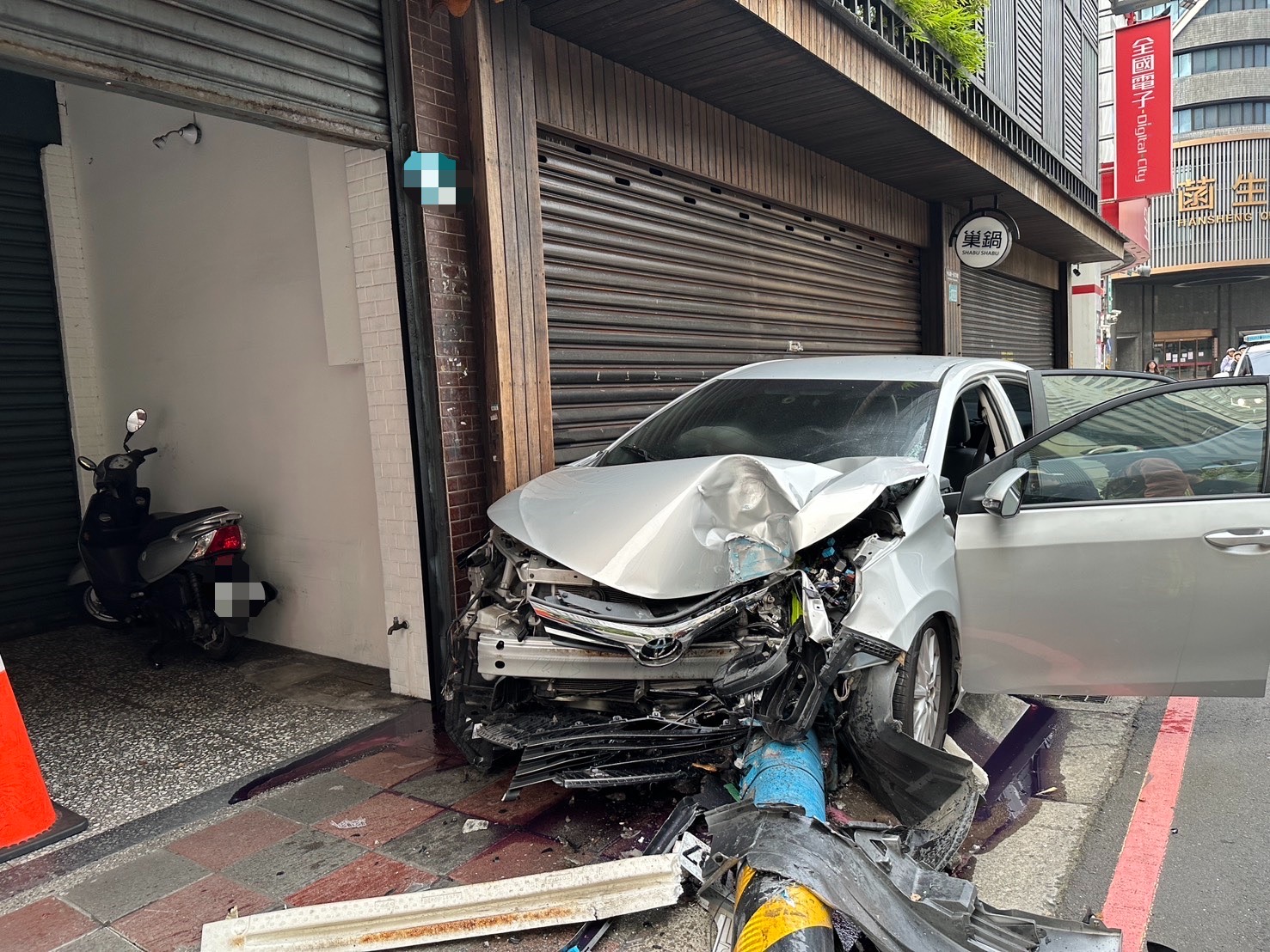 郭姓男子駕駛租賃小客車，行經中山路一段、民權路口時，不明原因突然失控衝上人行道，猛烈撞擊路燈燈桿，當場將燈桿攔腰撞毀，應聲折成3節。