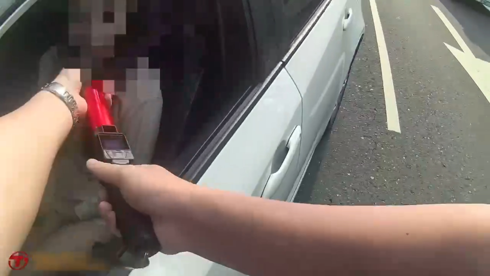 任職酒店女公關的23歲張姓女駕駛不僅滿身酒氣，更在拒測時囂張回嗆警方「反正都要罰錢了」。