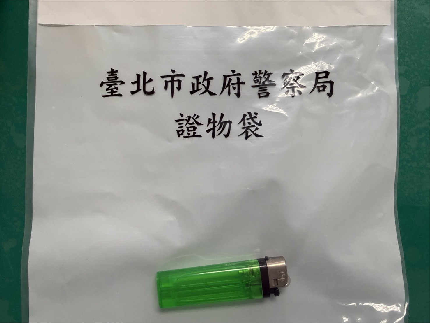 警方逮捕邱男並查扣其焚燒金紙用的打火機。