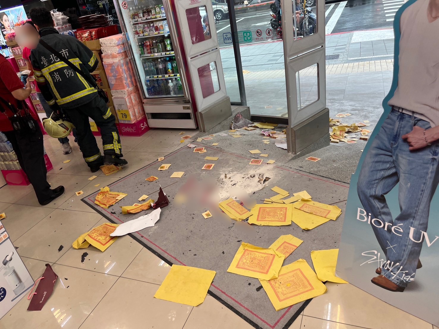 23歲邱姓男子因向店家借用插座充電遭到拒絕，竟心生不滿，先是在店內干擾營業，隨後更跑到店門口點火焚燒金紙洩憤。