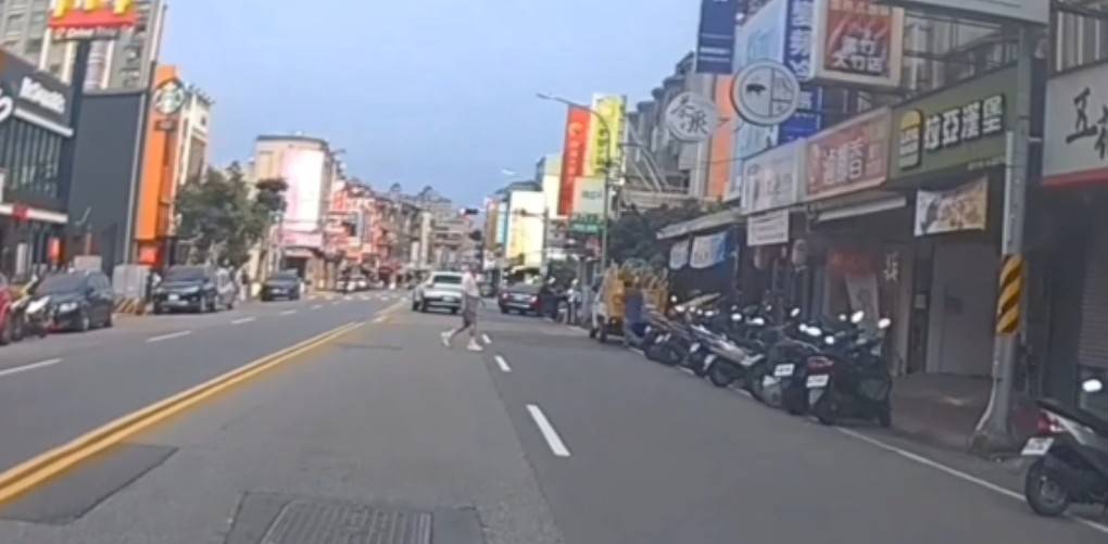 江男貪圖方便，未依規定行走行人穿越道，直接違規穿越寬廣的4線道馬路。