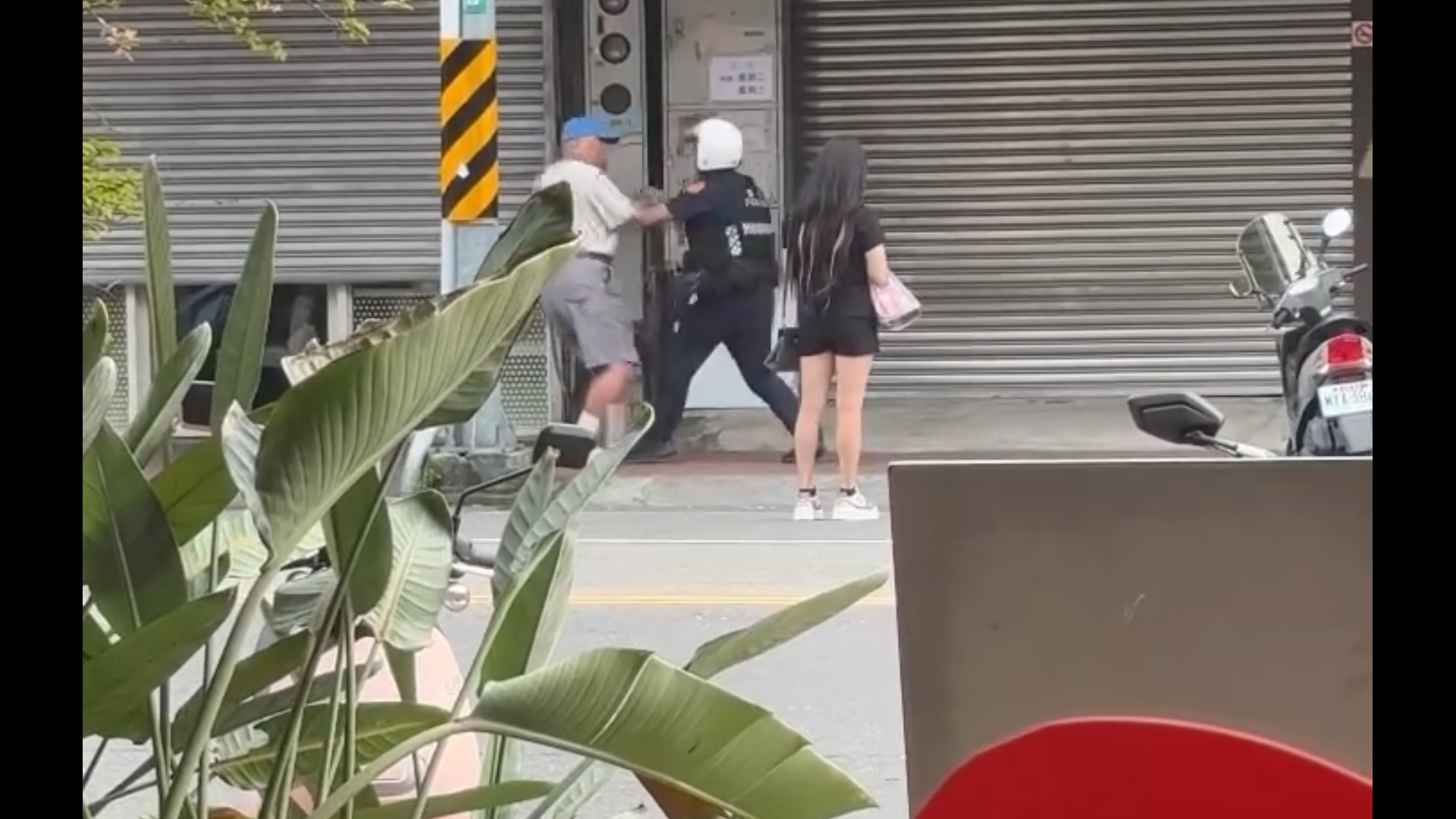 員警再次上前攔阻時，江男突然情緒完全失控，當眾以「幹X娘」等不堪入目的字眼辱罵執勤員警，甚至出現揮拳攻擊的脫序行為。