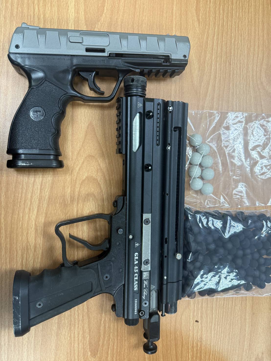 員警隨後喝令駕駛28歲余男下車配合受檢，經搜索當場在車內起獲2把空氣槍。