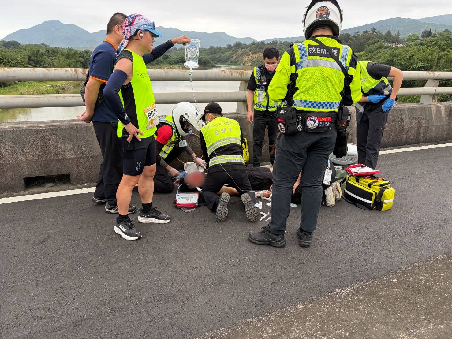 新北市貢寮區今（19）日上午盛大舉辦一年一度的「鐵道馬拉松接力賽」，未料比賽期間卻傳出緊急醫療事故。1名參賽的47歲謝姓男跑者在賽道上疑似癲癇發作，突然吐血倒地並一度失去生命跡象（OHCA）。