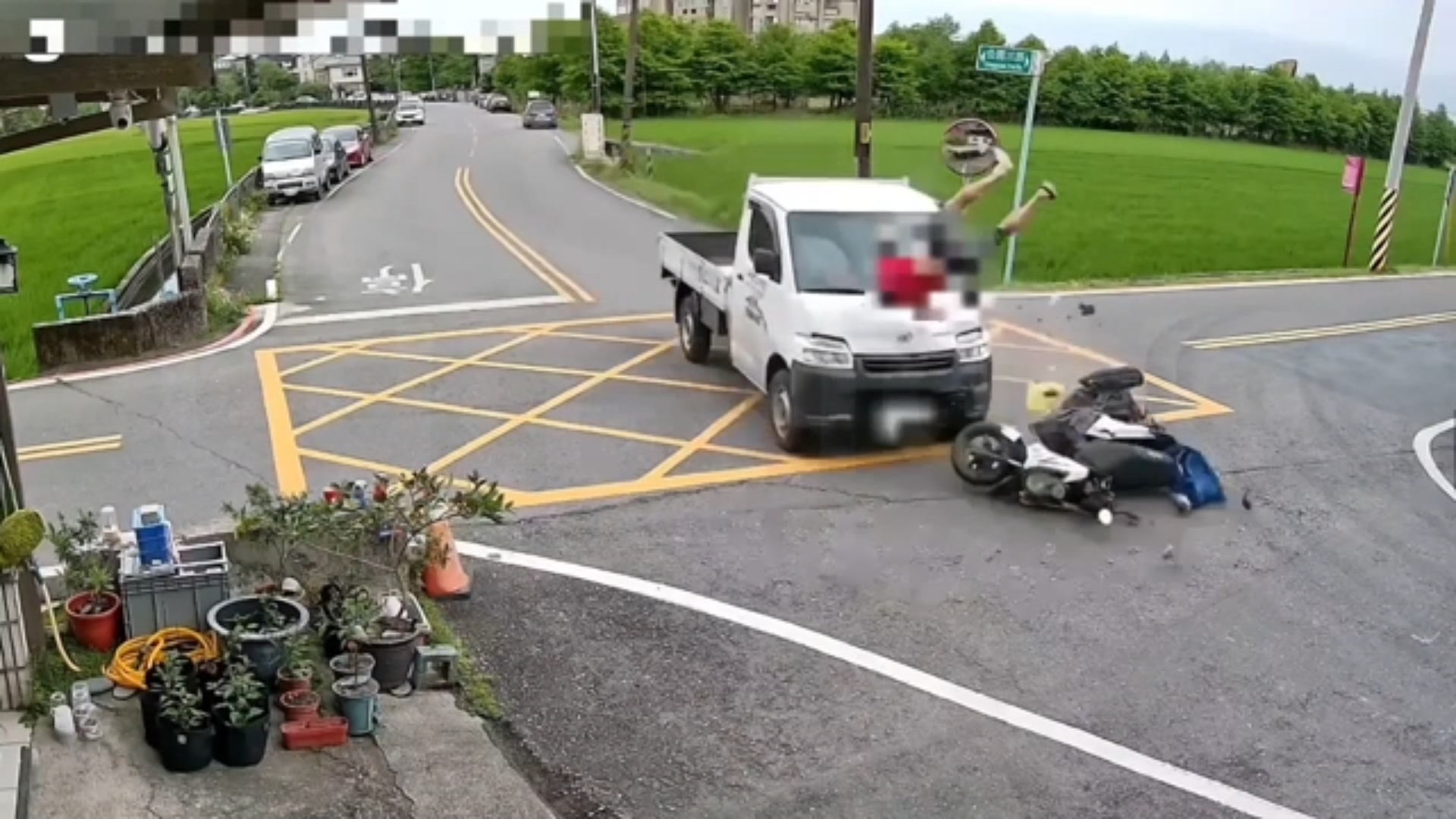 53歲林姓男子駕駛小貨車行經該處無號誌路口時，與騎乘機車的57歲林姓男子發生猛烈碰撞。