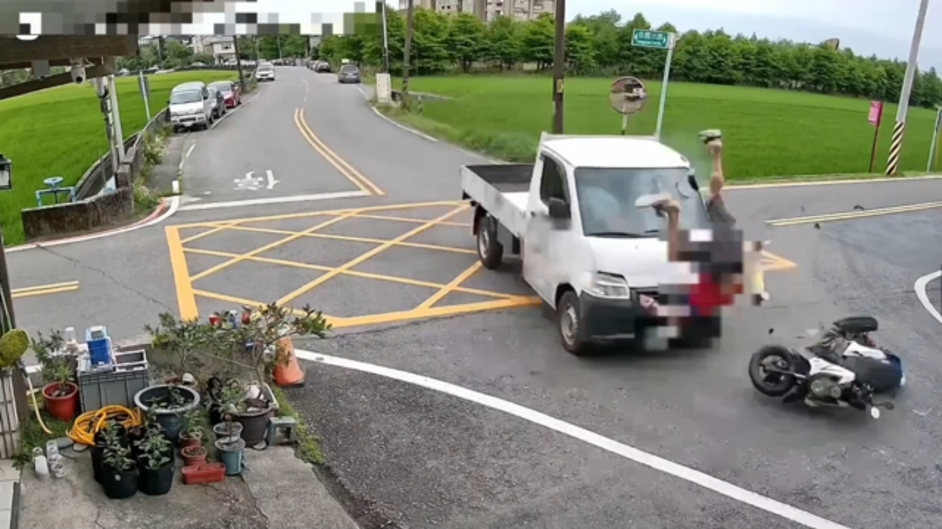 53歲林姓男子駕駛小貨車行經該處無號誌路口時，與騎乘機車的57歲林姓男子發生猛烈碰撞。