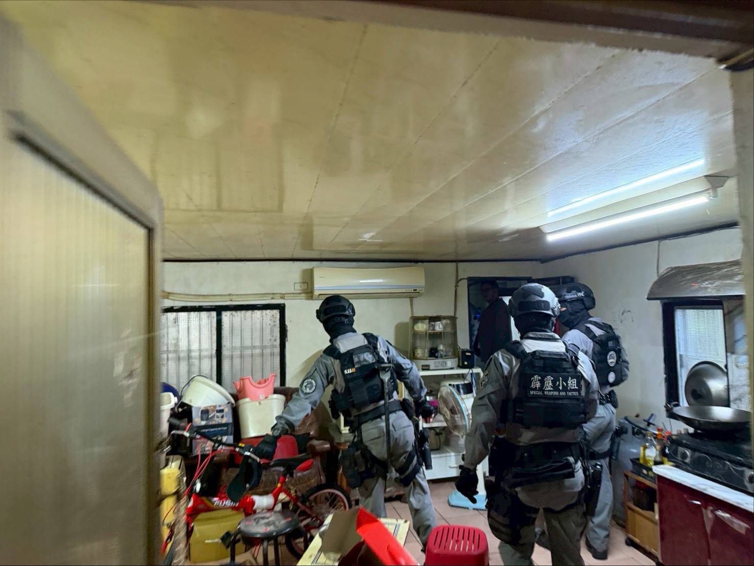 宜蘭縣警局蘇澳分局接獲情資，於上（3）月16日清晨出動霹靂小組拂曉攻堅，當場將3人逮捕。