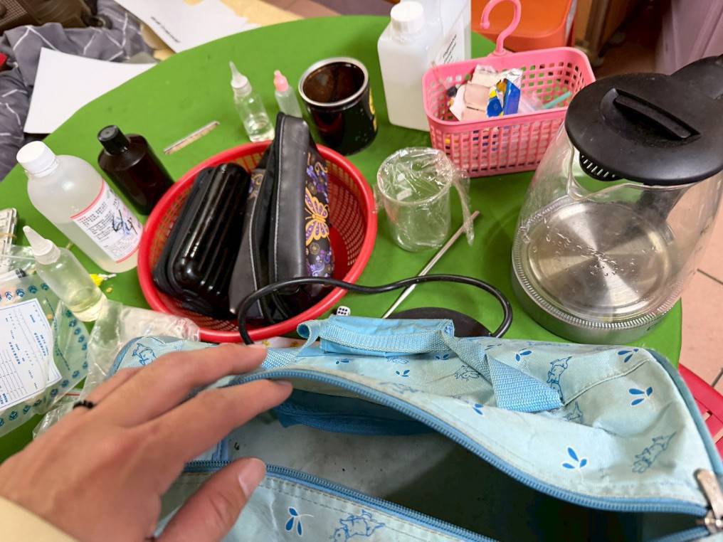 林翁透過管道購入依托咪酯粉末原料後，利用簡易化學設備，將粉末與化學藥劑、香料調和，分裝製成依托咪酯菸油彈對外販售圖利。