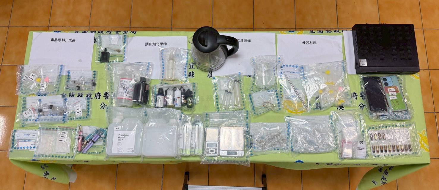 警方查扣毒品依托咪酯原料粉末4.8公克、原油成品58.1公克、分裝成品菸彈14顆、海洛因5.1公克、安非他命84.1公克，以及大批製毒原料與器具，甚至還起獲14顆制式子彈。