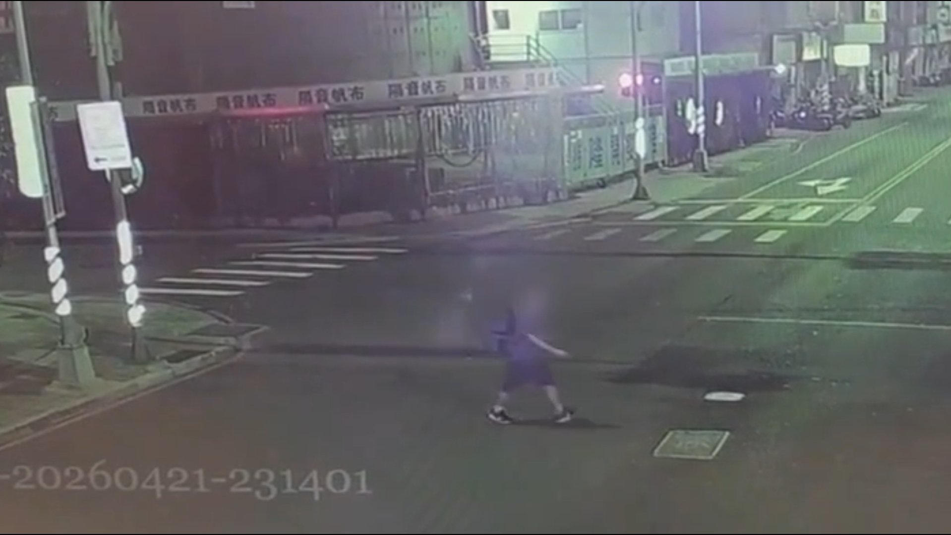 身穿藍色短袖上衣、短褲並背著背包的謝頂男子涉嫌洗劫醉倒路旁的男子。