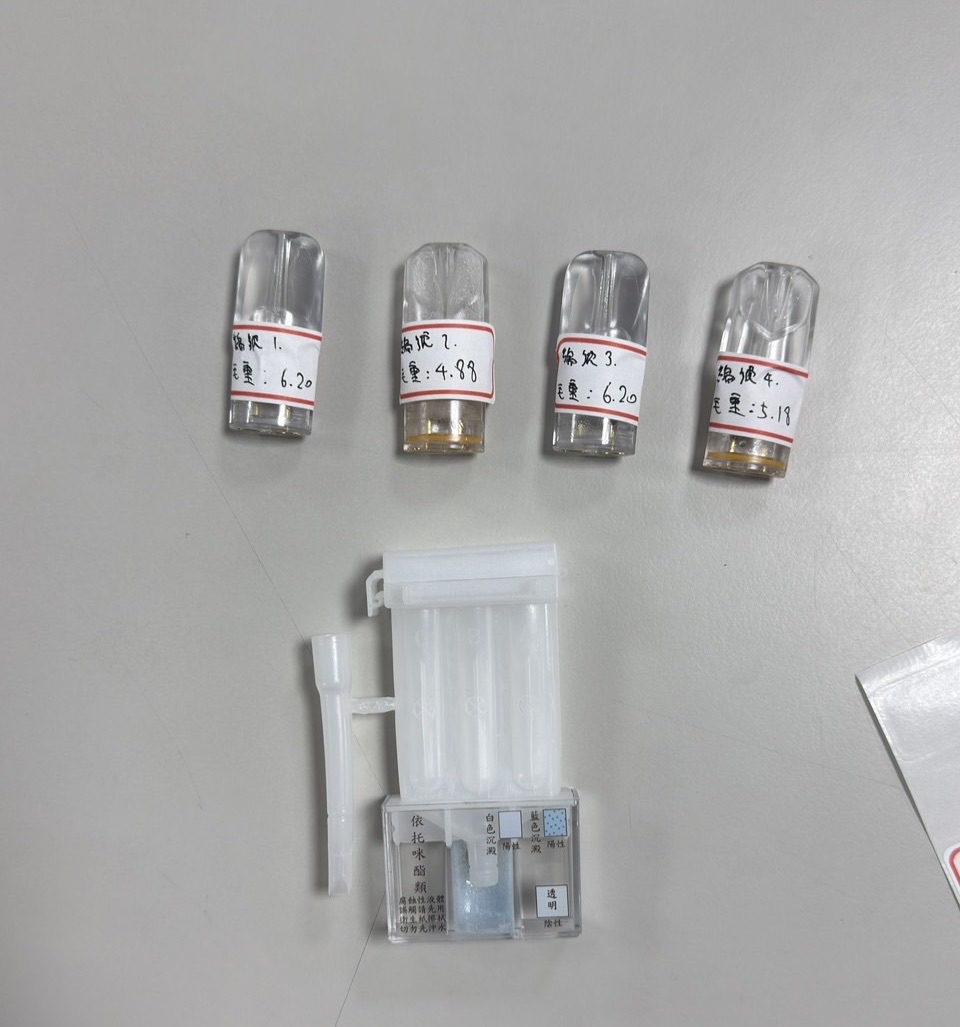 警方在現場進行搜查與採證時，眼尖發現林男車內藏有1顆依托咪酯菸彈及1組吸食器；進一步搜查同車的黎姓女友，又在其身上起獲3顆依托咪酯菸彈。