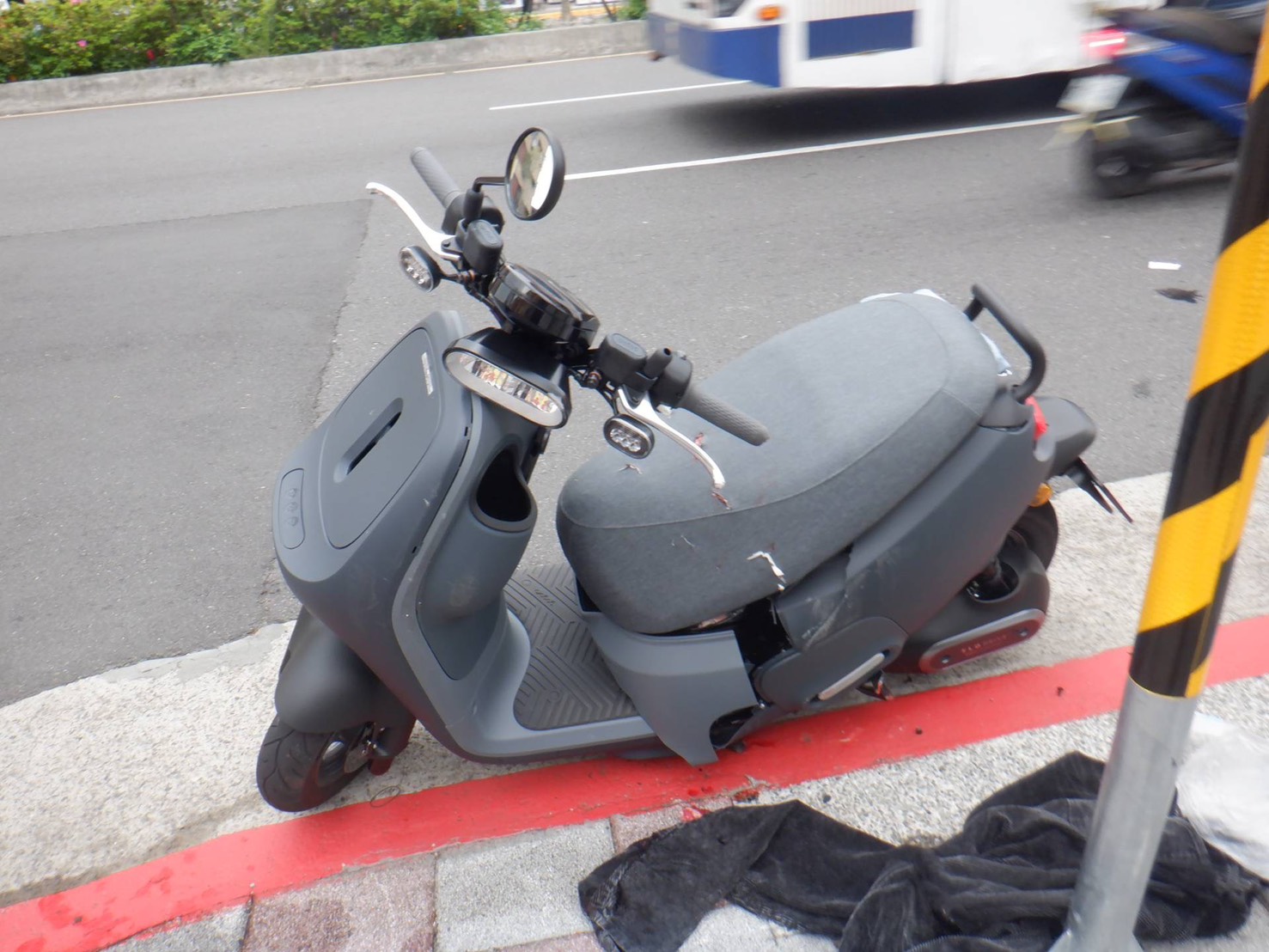 余男騎乘機車閃避迴轉後右轉計程車，不慎撞上堆置路旁冰箱。