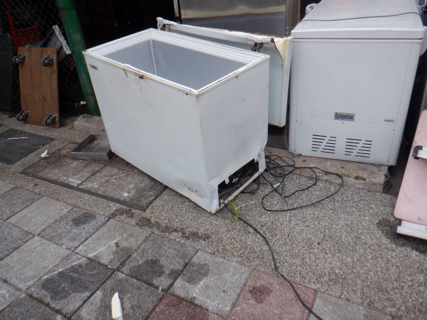 余男騎乘機車閃避迴轉後右轉計程車，不慎撞上堆置路旁冰箱。