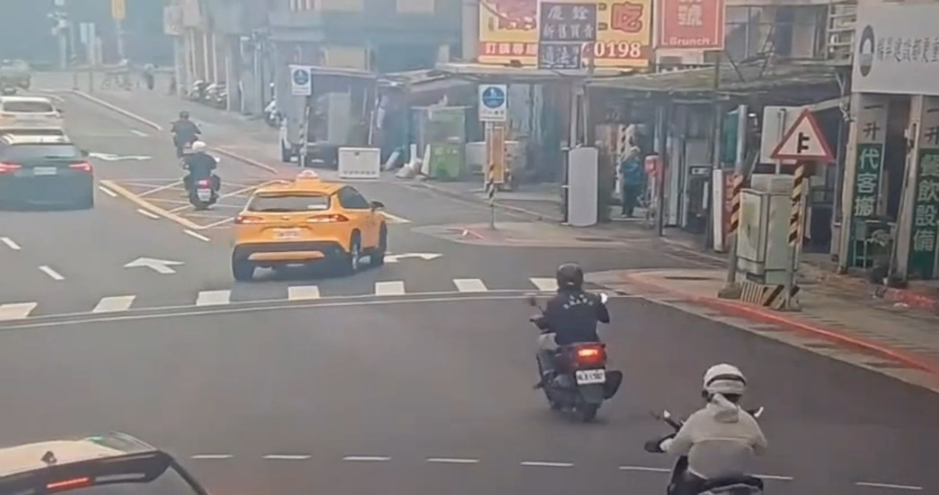 32歲于姓廚師騎乘機車準備去上班，行經重慶南路三段、廈門街34巷口時，疑為閃避前方迴轉後準備右轉的計程車，失控撞上路邊1輛違停小貨車正準備裝載的冰箱，隨後再撞擊路旁的標誌桿。