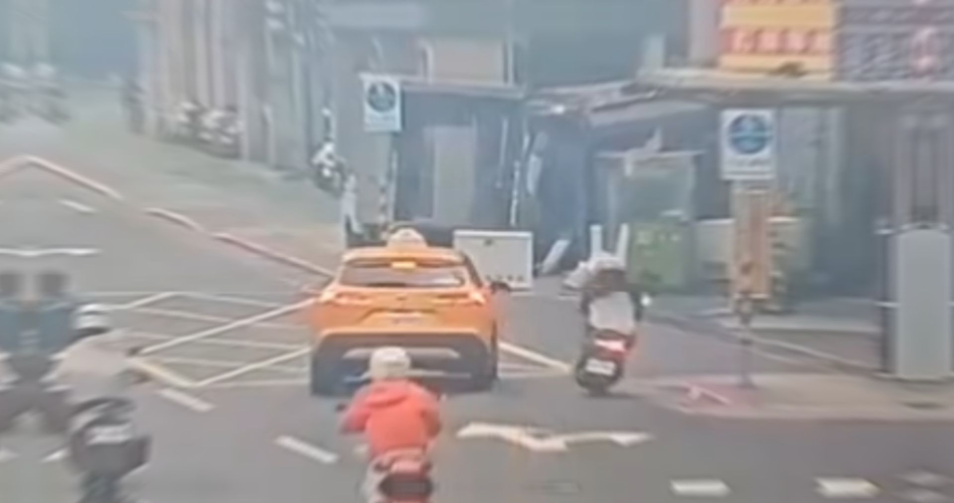 32歲于姓廚師騎乘機車準備去上班，行經重慶南路三段、廈門街34巷口時，疑為閃避前方迴轉後準備右轉的計程車，失控撞上路邊1輛違停小貨車正準備裝載的冰箱，隨後再撞擊路旁的標誌桿。