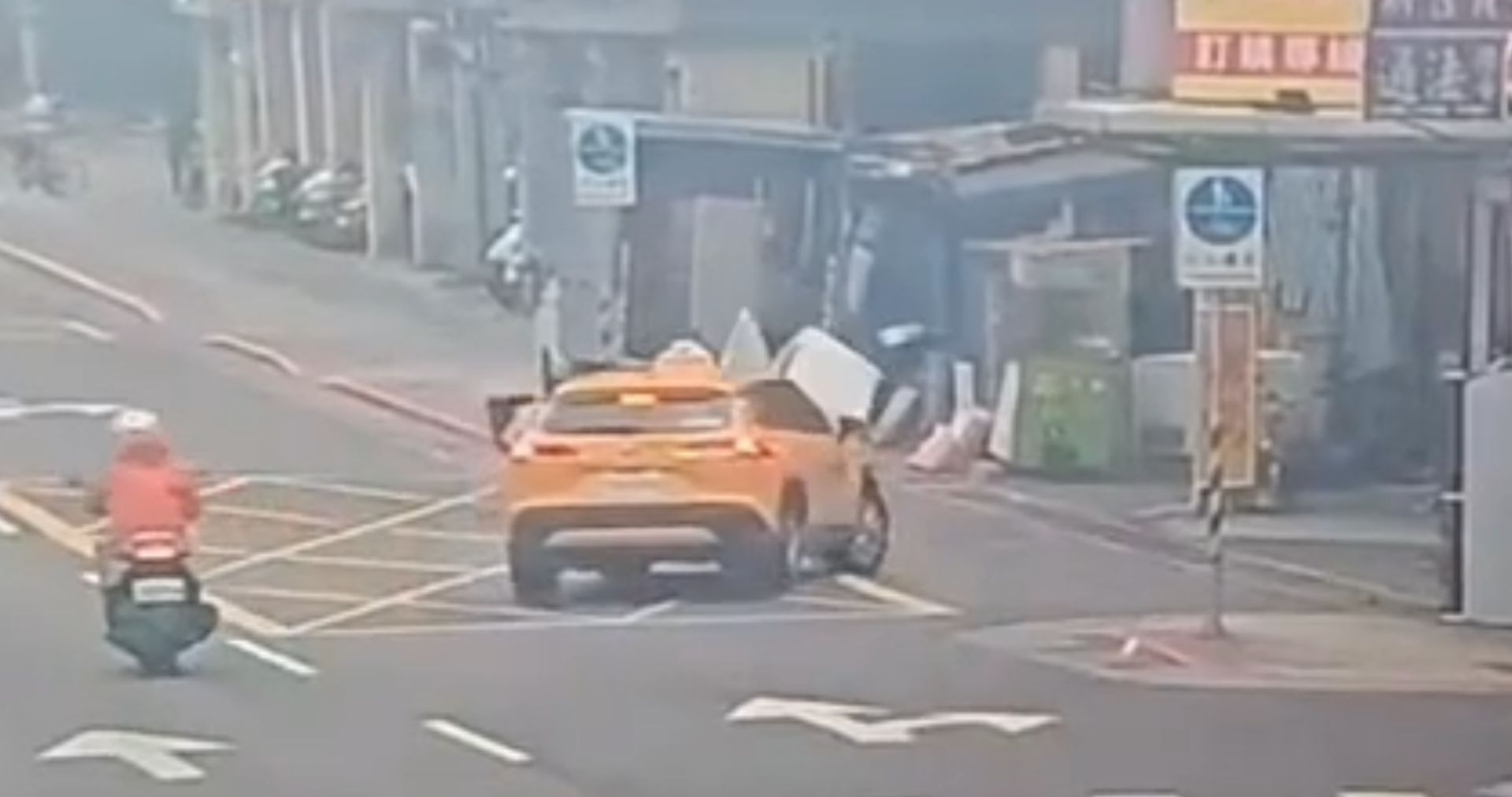 32歲于姓廚師騎乘機車準備去上班，行經重慶南路三段、廈門街34巷口時，疑為閃避前方迴轉後準備右轉的計程車，失控撞上路邊1輛違停小貨車正準備裝載的冰箱，隨後再撞擊路旁的標誌桿。