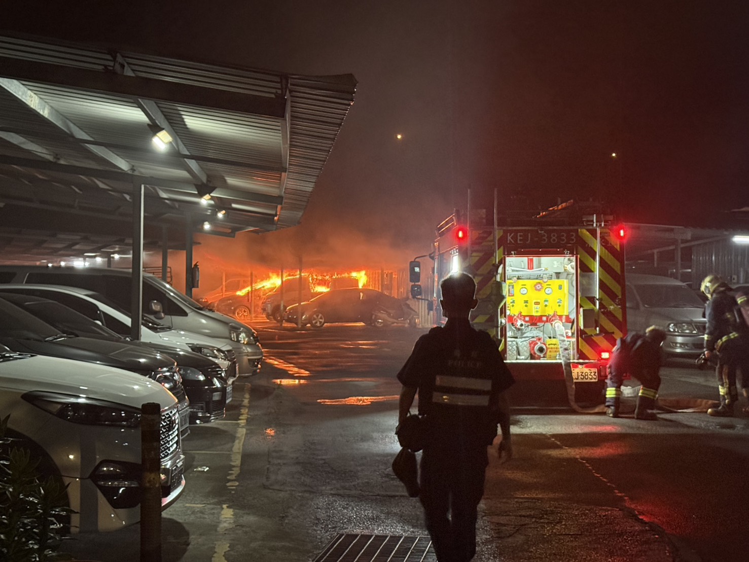 新北市土城區今（23）日凌晨4時許驚傳火警意外。位於延吉街111巷12弄內的1處鐵皮搭建室外停車場及倉庫，不明原因突然竄出火煙，火勢迅速延燒，波及停放的6輛小客車。