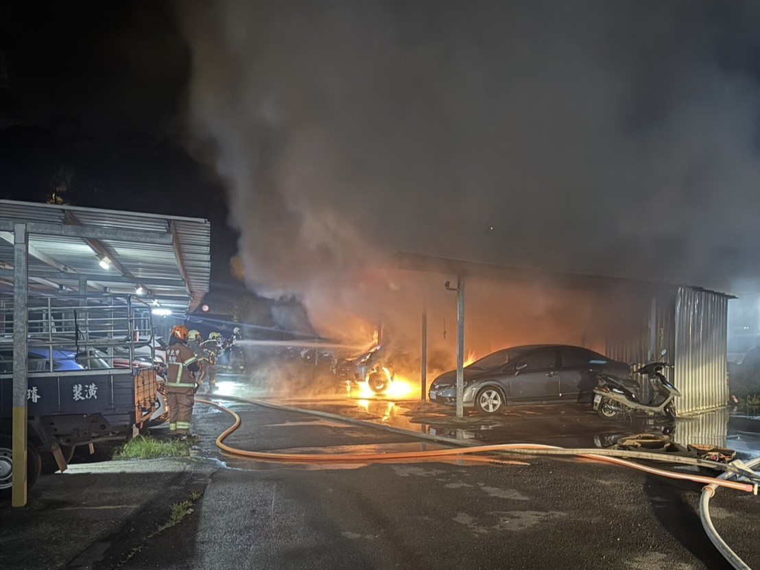新北市土城區今（23）日凌晨4時許驚傳火警意外。位於延吉街111巷12弄內的1處鐵皮搭建室外停車場及倉庫，不明原因突然竄出火煙，火勢迅速延燒，波及停放的6輛小客車。