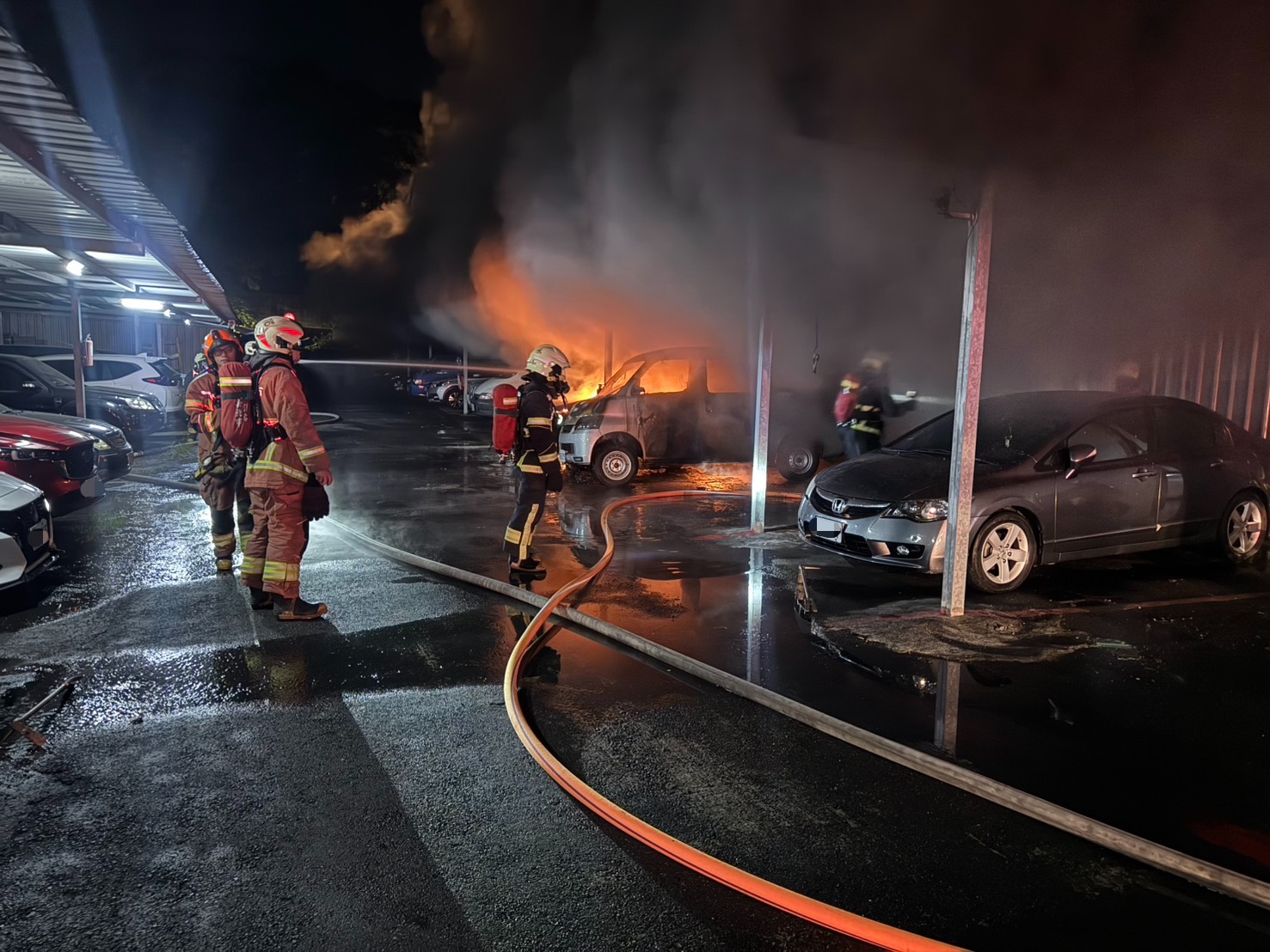 消防人員立即佈設水線射水搶救，火勢約在1小時後受到控制，並於清晨5時許被完全撲滅。