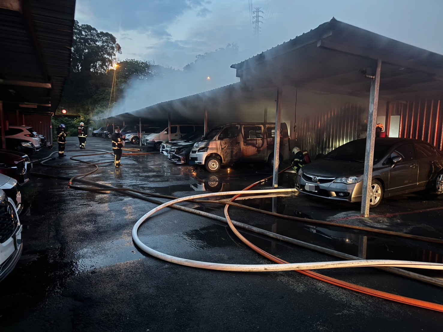 消防人員立即佈設水線射水搶救，火勢約在1小時後受到控制，並於清晨5時許被完全撲滅。
